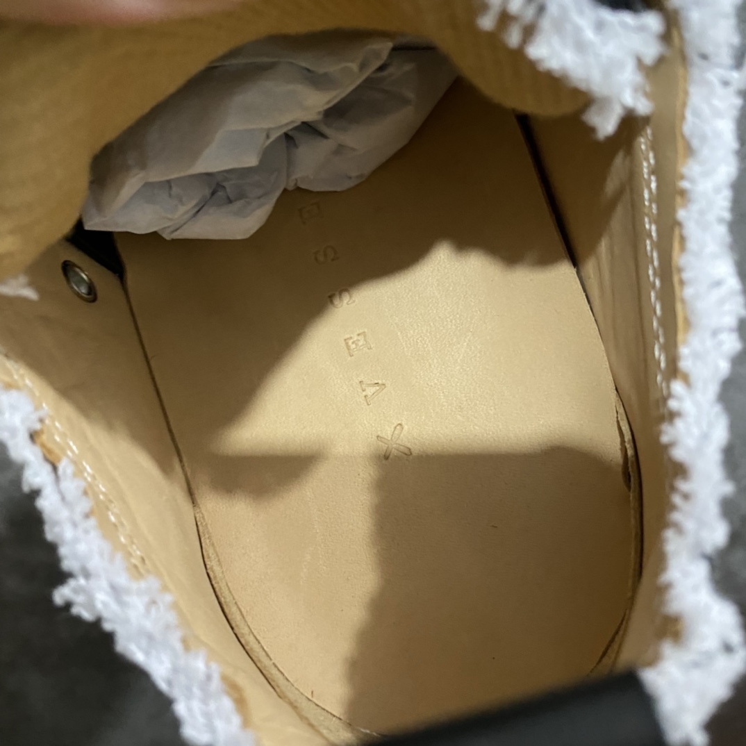 图片[4]-吴建豪xVESSEL Smilece G.O.P. 2.0 MARSHMALLOW Lows 2.0棉花糖开口笑系列解构重叠厚底软木低帮百搭增高帆布硫化板鞋 真标硫化处理工艺 升级原楦原纸版数据开发版型 官方全套配件及包装物(附送2副腰果花鞋带/超大防尘购物袋/图腾卡/蒙娜丽莎美元/变色DIY笔/收藏级鞋盒套装!!) 纯手工贴合多重围条硫化工艺#采用12蛊司厚实舒适帆布面料 头层猪皮内里及注压PU缓震鞋垫 流苏做旧复古效果 鞋头开口笑处加入紫外线热感应效果（在紫外光线下发生色变!）这双鞋名为 Peace by Piece，是以帆布鞋作为基底，并以解构手法，将鞋上不同细节堆叠营造错位，鞋面的帆布再经过打磨制造流须效果，整双鞋更是手工制作，因此显现出其细致的工序。 尺码：35-44-选品中心