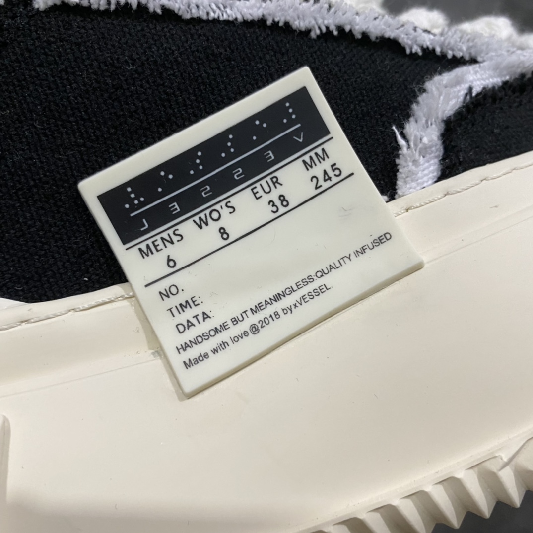 图片[5]-吴建豪xVESSEL Smilece G.O.P. 2.0 MARSHMALLOW Lows 2.0棉花糖开口笑系列解构重叠厚底软木低帮百搭增高帆布硫化板鞋 真标硫化处理工艺 升级原楦原纸版数据开发版型 官方全套配件及包装物(附送2副腰果花鞋带/超大防尘购物袋/图腾卡/蒙娜丽莎美元/变色DIY笔/收藏级鞋盒套装!!) 纯手工贴合多重围条硫化工艺#采用12蛊司厚实舒适帆布面料 头层猪皮内里及注压PU缓震鞋垫 流苏做旧复古效果 鞋头开口笑处加入紫外线热感应效果（在紫外光线下发生色变!）这双鞋名为 Peace by Piece，是以帆布鞋作为基底，并以解构手法，将鞋上不同细节堆叠营造错位，鞋面的帆布再经过打磨制造流须效果，整双鞋更是手工制作，因此显现出其细致的工序。 尺码：35-44-选品中心