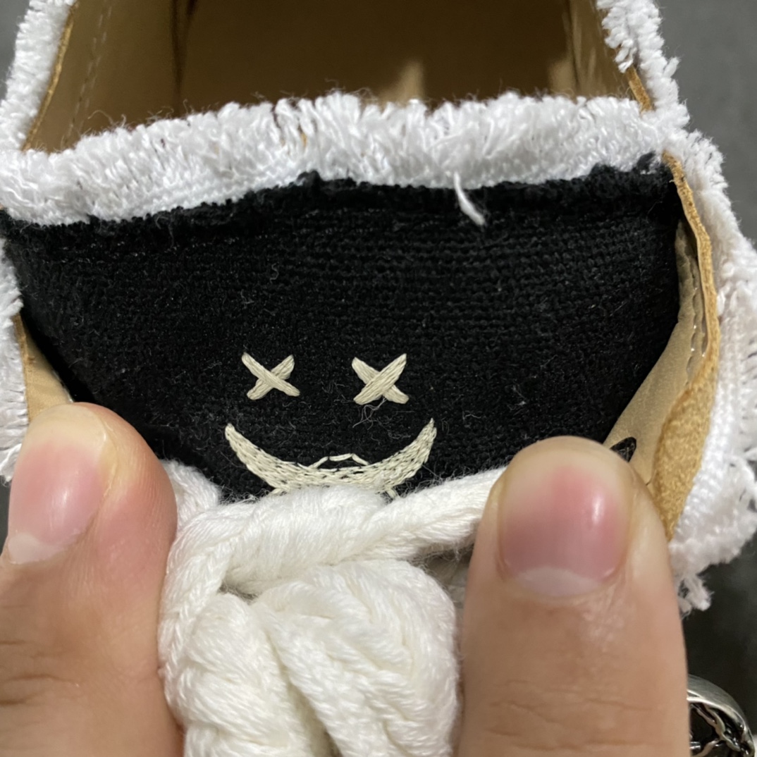 图片[2]-吴建豪xVESSEL Smilece G.O.P. 2.0 MARSHMALLOW Lows 2.0棉花糖开口笑系列解构重叠厚底软木低帮百搭增高帆布硫化板鞋 真标硫化处理工艺 升级原楦原纸版数据开发版型 官方全套配件及包装物(附送2副腰果花鞋带/超大防尘购物袋/图腾卡/蒙娜丽莎美元/变色DIY笔/收藏级鞋盒套装!!) 纯手工贴合多重围条硫化工艺#采用12蛊司厚实舒适帆布面料 头层猪皮内里及注压PU缓震鞋垫 流苏做旧复古效果 鞋头开口笑处加入紫外线热感应效果（在紫外光线下发生色变!）这双鞋名为 Peace by Piece，是以帆布鞋作为基底，并以解构手法，将鞋上不同细节堆叠营造错位，鞋面的帆布再经过打磨制造流须效果，整双鞋更是手工制作，因此显现出其细致的工序。 尺码：35-44-选品中心