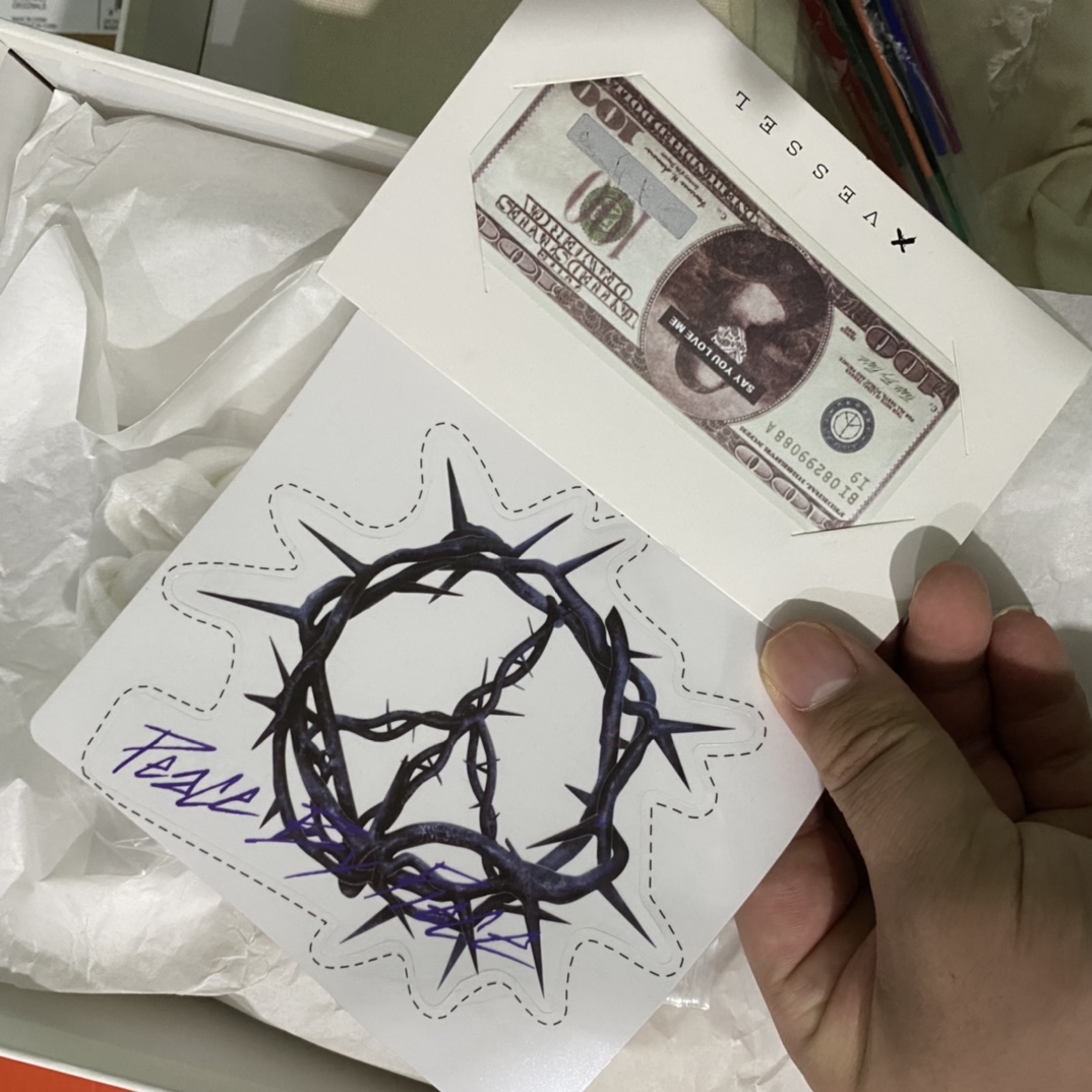 图片[8]-吴建豪xVESSEL Smilece G.O.P. 2.0 MARSHMALLOW Lows 2.0棉花糖开口笑系列解构重叠厚底软木低帮百搭增高帆布硫化板鞋 真标硫化处理工艺 升级原楦原纸版数据开发版型 官方全套配件及包装物(附送2副腰果花鞋带/超大防尘购物袋/图腾卡/蒙娜丽莎美元/变色DIY笔/收藏级鞋盒套装!!) 纯手工贴合多重围条硫化工艺#采用12蛊司厚实舒适帆布面料 头层猪皮内里及注压PU缓震鞋垫 流苏做旧复古效果 鞋头开口笑处加入紫外线热感应效果（在紫外光线下发生色变!）这双鞋名为 Peace by Piece，是以帆布鞋作为基底，并以解构手法，将鞋上不同细节堆叠营造错位，鞋面的帆布再经过打磨制造流须效果，整双鞋更是手工制作，因此显现出其细致的工序。 尺码：35-44-选品中心