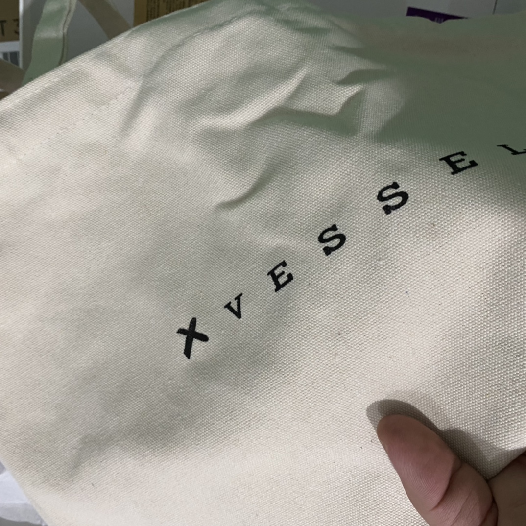 图片[9]-吴建豪xVESSEL Smilece G.O.P. 2.0 MARSHMALLOW Lows 2.0棉花糖开口笑系列解构重叠厚底软木低帮百搭增高帆布硫化板鞋 真标硫化处理工艺 升级原楦原纸版数据开发版型 官方全套配件及包装物(附送2副腰果花鞋带/超大防尘购物袋/图腾卡/蒙娜丽莎美元/变色DIY笔/收藏级鞋盒套装!!) 纯手工贴合多重围条硫化工艺#采用12蛊司厚实舒适帆布面料 头层猪皮内里及注压PU缓震鞋垫 流苏做旧复古效果 鞋头开口笑处加入紫外线热感应效果（在紫外光线下发生色变!）这双鞋名为 Peace by Piece，是以帆布鞋作为基底，并以解构手法，将鞋上不同细节堆叠营造错位，鞋面的帆布再经过打磨制造流须效果，整双鞋更是手工制作，因此显现出其细致的工序。 尺码：35-44-选品中心