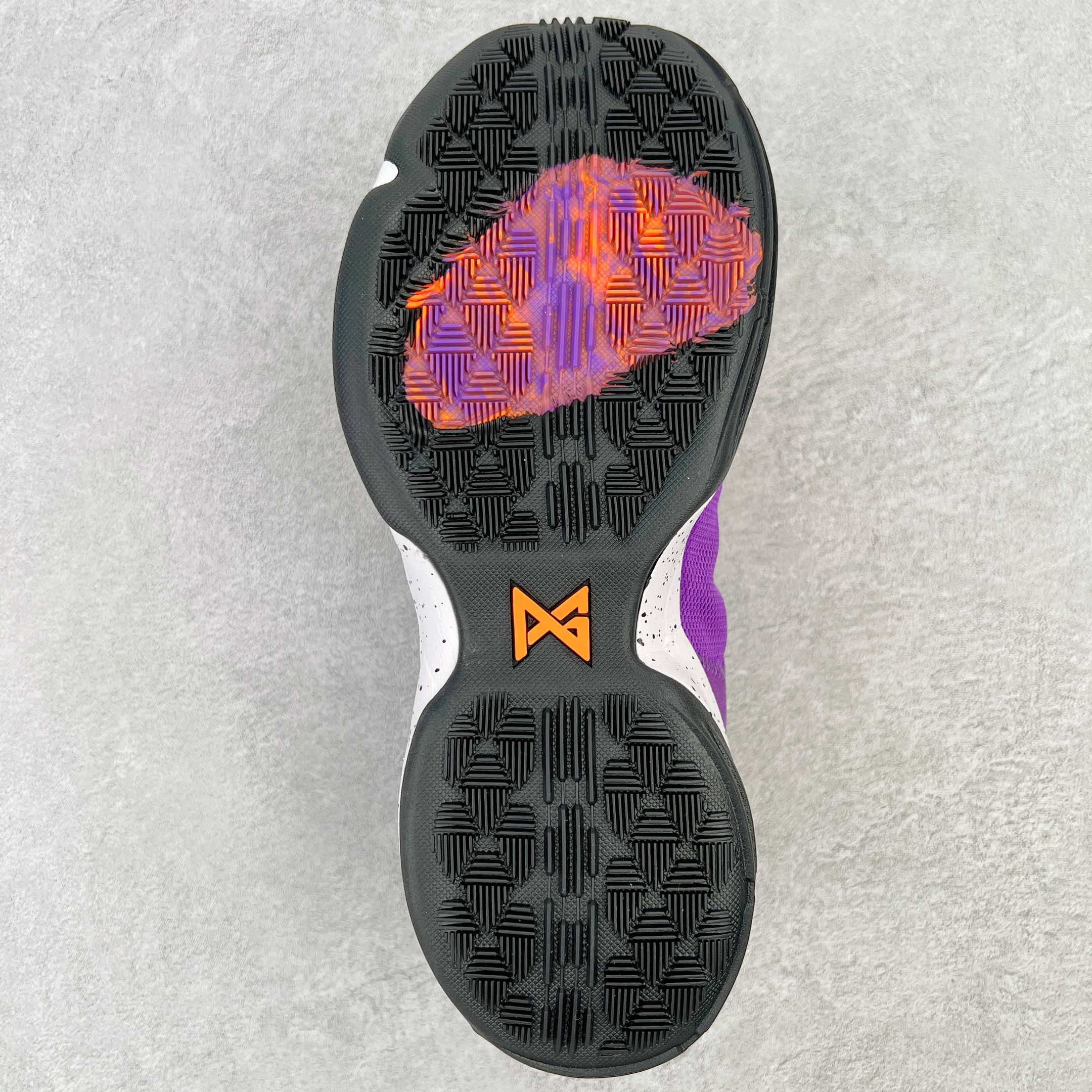图片[9]-＃K版纯原福利 NK Paul George PG1 保罗乔治一代签名篮球鞋 紫罗兰 878628-500 网眼布面与麂皮材质拼接合成的鞋身充满质感 鞋面与鞋底的鱼鳞纹路、携带扣的浮标形状设计的灵感来自于乔治最大的个人爱好一钓鱼 鞋身的F引ywire动态飞线与大绑带设计为球鞋提供了非常优秀的包妻和稳定性 中底则使用了Phylon泡棉加前掌Zoom Air气垫 带来轻盈而富有回弹力的缓震效果 球鞋后部的3M反光条设计则寓意着他那次著名的受伤事件 尺码：39 40 40.5 41 42 42.5 43 44 44.5 45 46-选品中心