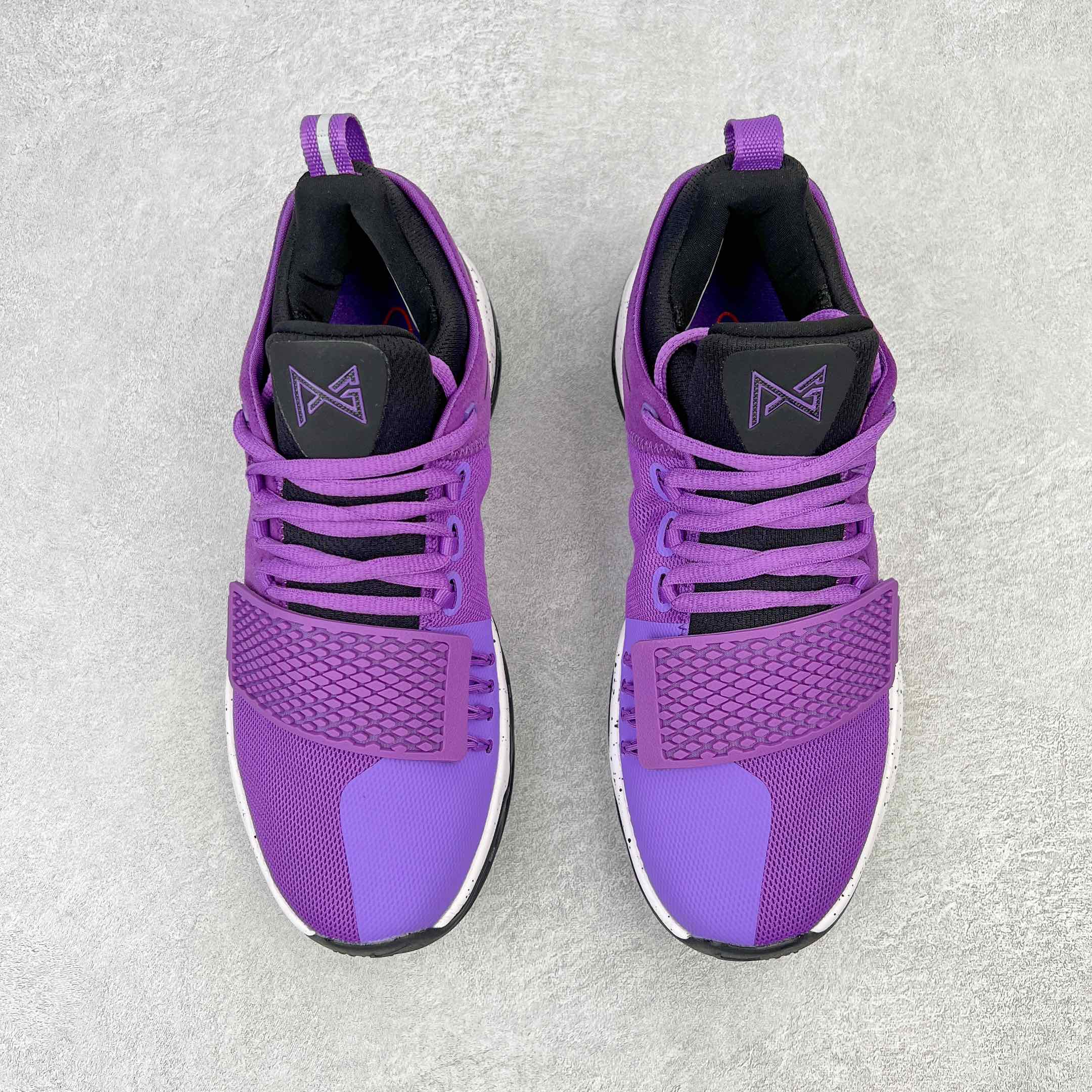 图片[2]-＃K版纯原福利 NK Paul George PG1 保罗乔治一代签名篮球鞋 紫罗兰 878628-500 网眼布面与麂皮材质拼接合成的鞋身充满质感 鞋面与鞋底的鱼鳞纹路、携带扣的浮标形状设计的灵感来自于乔治最大的个人爱好一钓鱼 鞋身的F引ywire动态飞线与大绑带设计为球鞋提供了非常优秀的包妻和稳定性 中底则使用了Phylon泡棉加前掌Zoom Air气垫 带来轻盈而富有回弹力的缓震效果 球鞋后部的3M反光条设计则寓意着他那次著名的受伤事件 尺码：39 40 40.5 41 42 42.5 43 44 44.5 45 46-选品中心