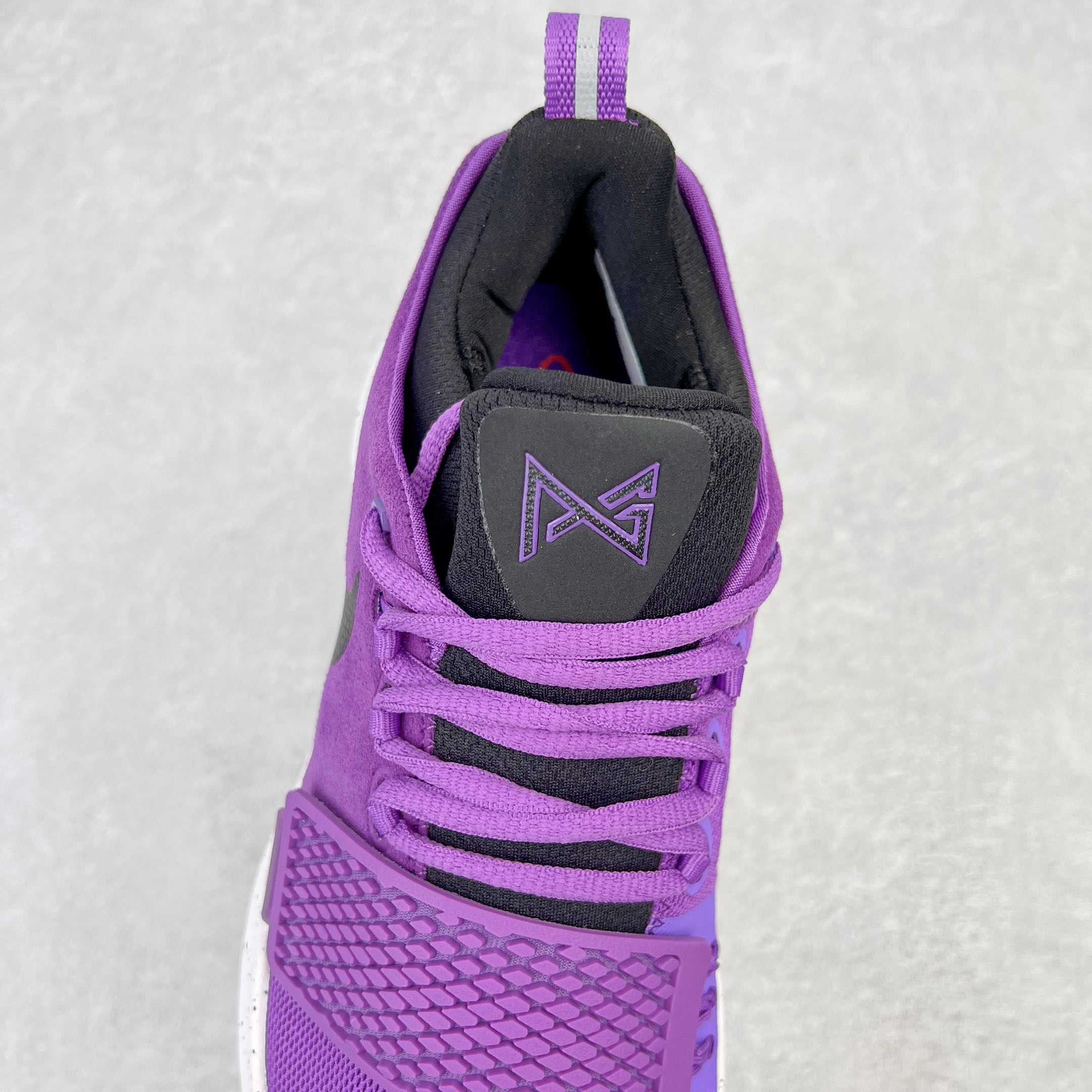 图片[5]-＃K版纯原福利 NK Paul George PG1 保罗乔治一代签名篮球鞋 紫罗兰 878628-500 网眼布面与麂皮材质拼接合成的鞋身充满质感 鞋面与鞋底的鱼鳞纹路、携带扣的浮标形状设计的灵感来自于乔治最大的个人爱好一钓鱼 鞋身的F引ywire动态飞线与大绑带设计为球鞋提供了非常优秀的包妻和稳定性 中底则使用了Phylon泡棉加前掌Zoom Air气垫 带来轻盈而富有回弹力的缓震效果 球鞋后部的3M反光条设计则寓意着他那次著名的受伤事件 尺码：39 40 40.5 41 42 42.5 43 44 44.5 45 46-选品中心
