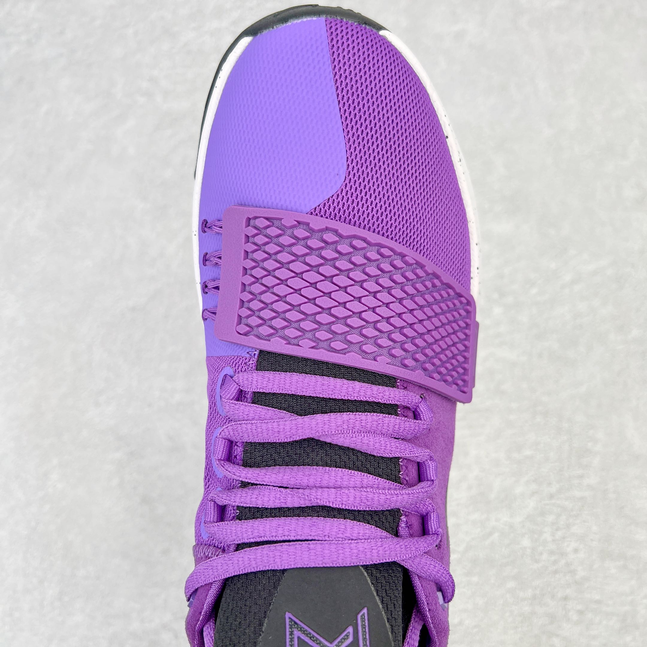 图片[4]-＃K版纯原福利 NK Paul George PG1 保罗乔治一代签名篮球鞋 紫罗兰 878628-500 网眼布面与麂皮材质拼接合成的鞋身充满质感 鞋面与鞋底的鱼鳞纹路、携带扣的浮标形状设计的灵感来自于乔治最大的个人爱好一钓鱼 鞋身的F引ywire动态飞线与大绑带设计为球鞋提供了非常优秀的包妻和稳定性 中底则使用了Phylon泡棉加前掌Zoom Air气垫 带来轻盈而富有回弹力的缓震效果 球鞋后部的3M反光条设计则寓意着他那次著名的受伤事件 尺码：39 40 40.5 41 42 42.5 43 44 44.5 45 46-选品中心