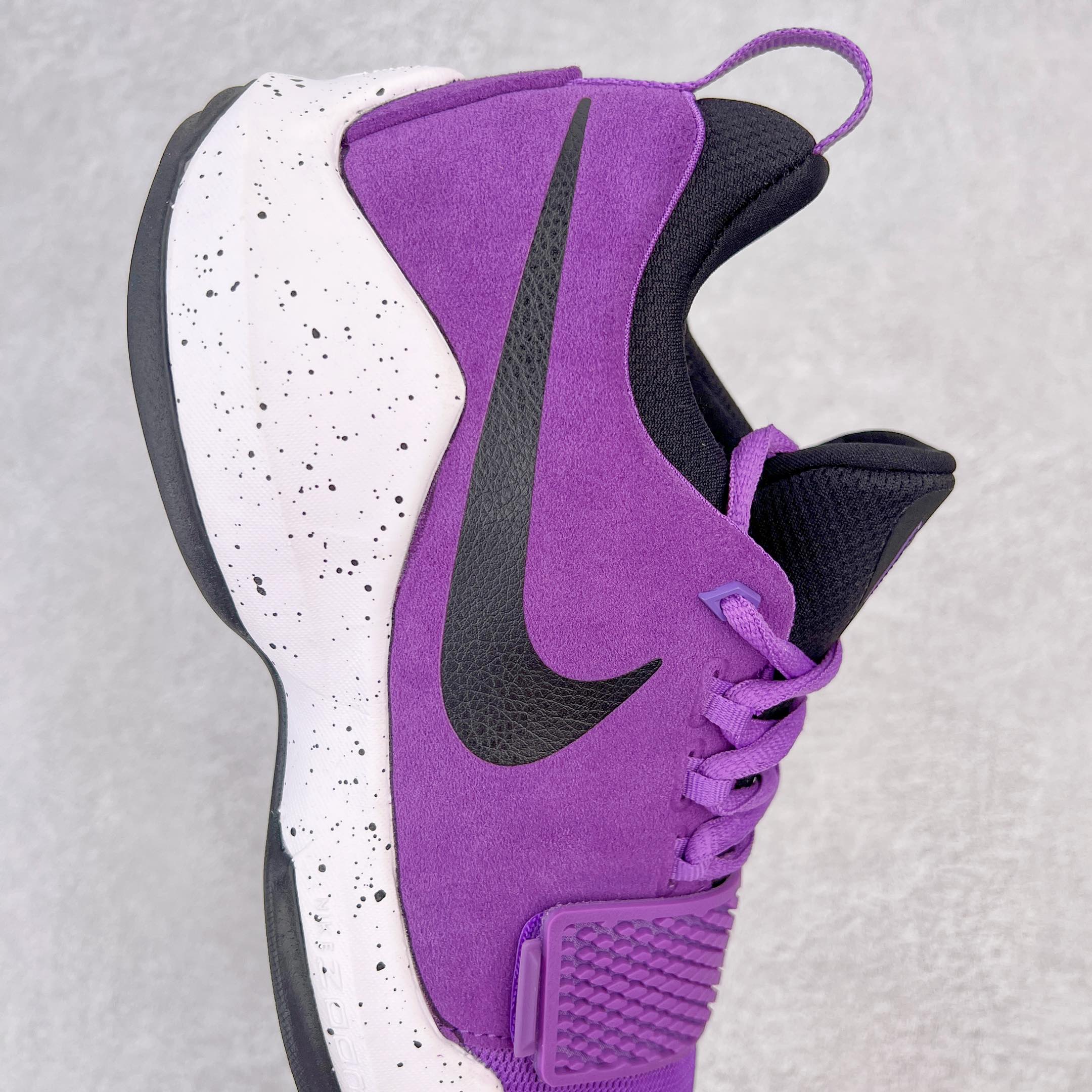 图片[6]-＃K版纯原福利 NK Paul George PG1 保罗乔治一代签名篮球鞋 紫罗兰 878628-500 网眼布面与麂皮材质拼接合成的鞋身充满质感 鞋面与鞋底的鱼鳞纹路、携带扣的浮标形状设计的灵感来自于乔治最大的个人爱好一钓鱼 鞋身的F引ywire动态飞线与大绑带设计为球鞋提供了非常优秀的包妻和稳定性 中底则使用了Phylon泡棉加前掌Zoom Air气垫 带来轻盈而富有回弹力的缓震效果 球鞋后部的3M反光条设计则寓意着他那次著名的受伤事件 尺码：39 40 40.5 41 42 42.5 43 44 44.5 45 46-选品中心