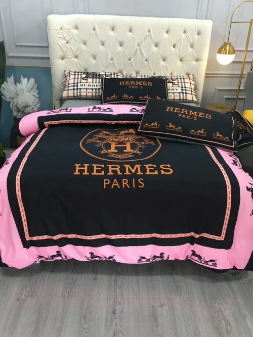 Luxury Cotton Bedding Set with Fashion Brand Pattern, Soft and Breathable 1 Luxury Cotton Bedding Set with Fashion Brand Pattern, Soft and Breathable