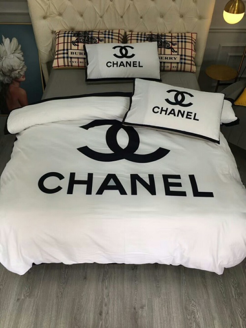 Luxury Cotton Bedding Set with Designer Logo - 4 Piece Set, Soft and Durable 1 Luxury Cotton Bedding Set with Designer Logo - 4 Piece Set, Soft and Durable