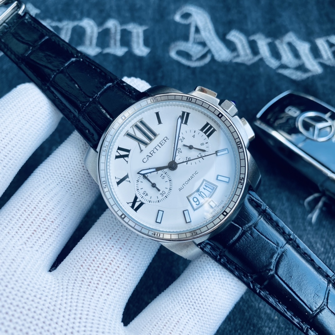 ， 品牌:  卡地亚 Cartier 卡利博 系列: CALIBRE DE CARTIER潜水系列 表壳: 316精钢表壳精工制作 大气凌然 机芯: 顶级进口石英vk计时机芯走时精准 镜面: 顶级矿物质水晶防磨花玻璃 尺寸: 厚度12mm，直径42mm 字面: 超强表盘夜光丁 日历同步正品一致黑色底白字体显示 设计: 时尚与运动结合的潜水表硬朗而霸气，佩戴能突出男士魅力，彰显气质。