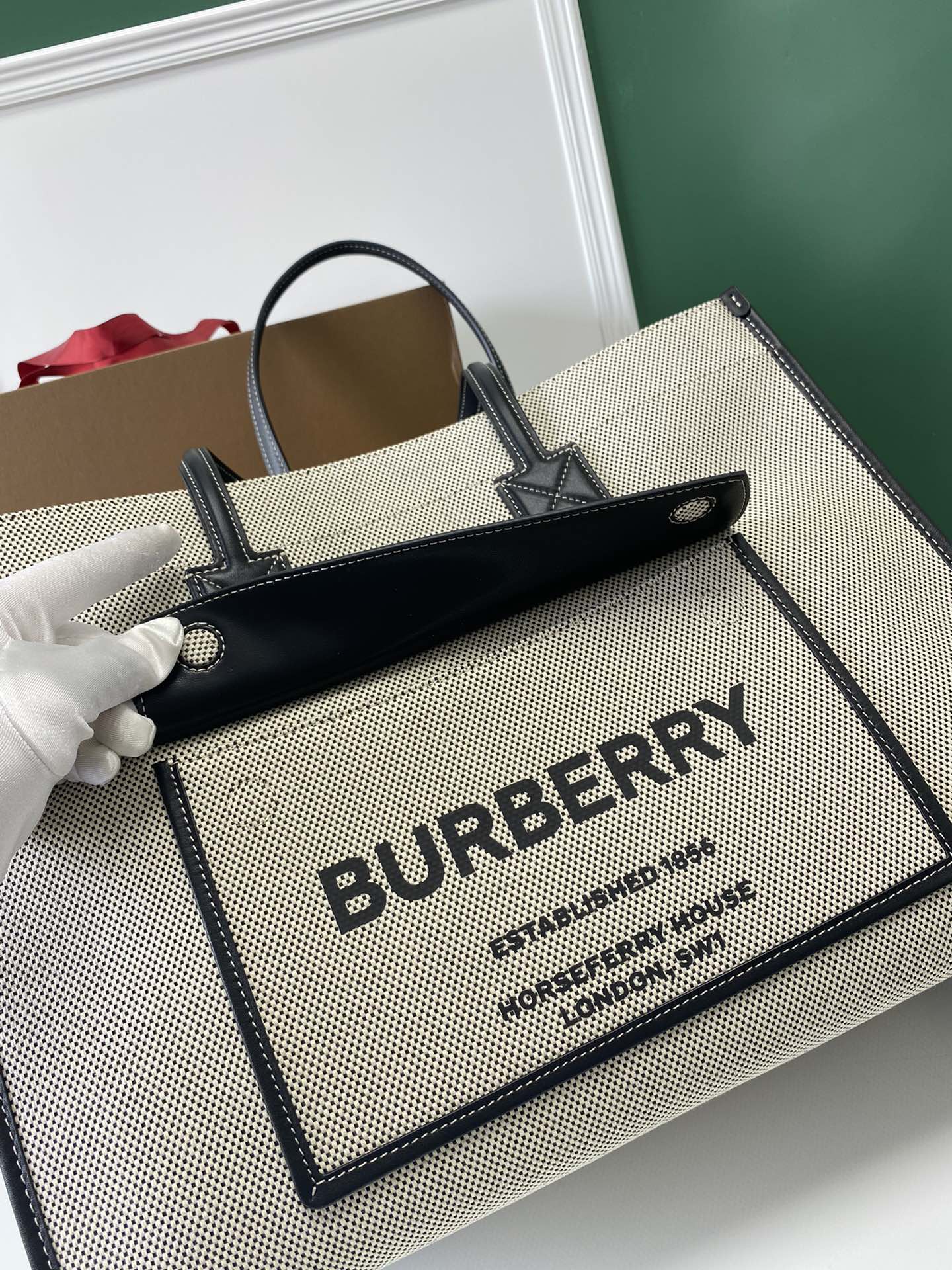 Burberry巴宝莉缉明线皮革及棉质帆布最新精制托特包
