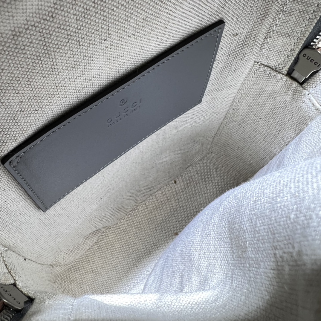 GUCCI古驰GG印花压纹单肩斜挎包700431