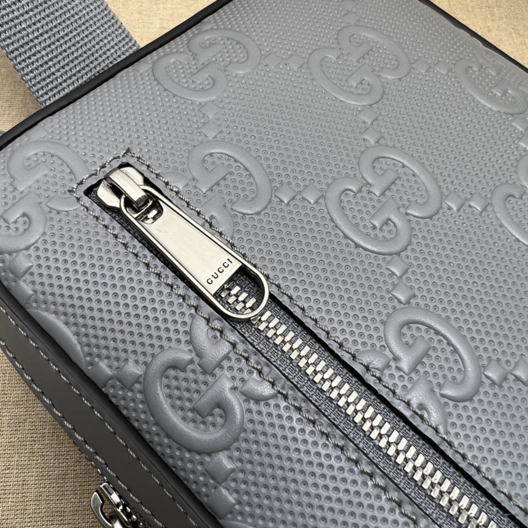 GUCCI古驰GG印花压纹单肩斜挎包700431