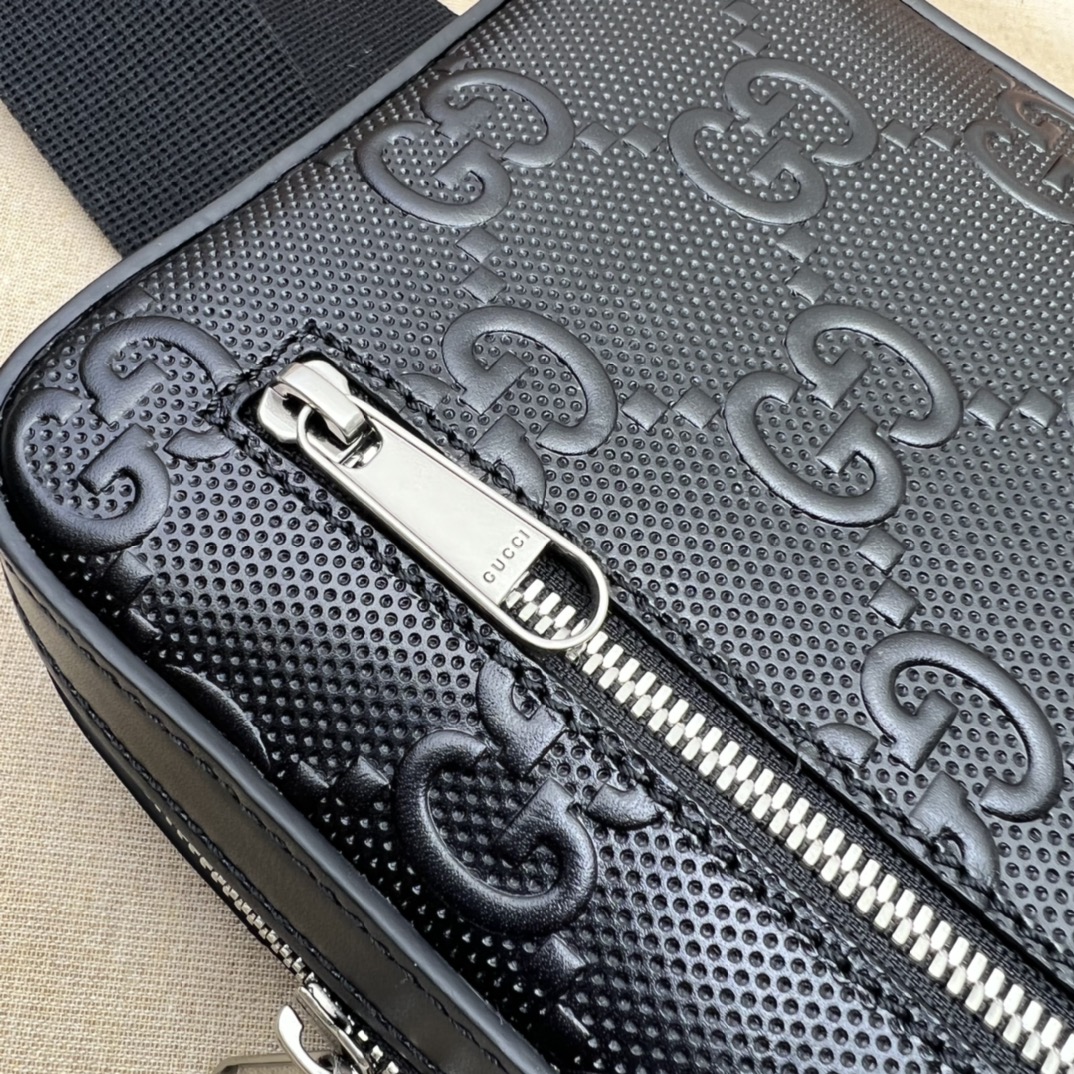 GUCCI古驰GG印花压纹单肩斜挎包700431