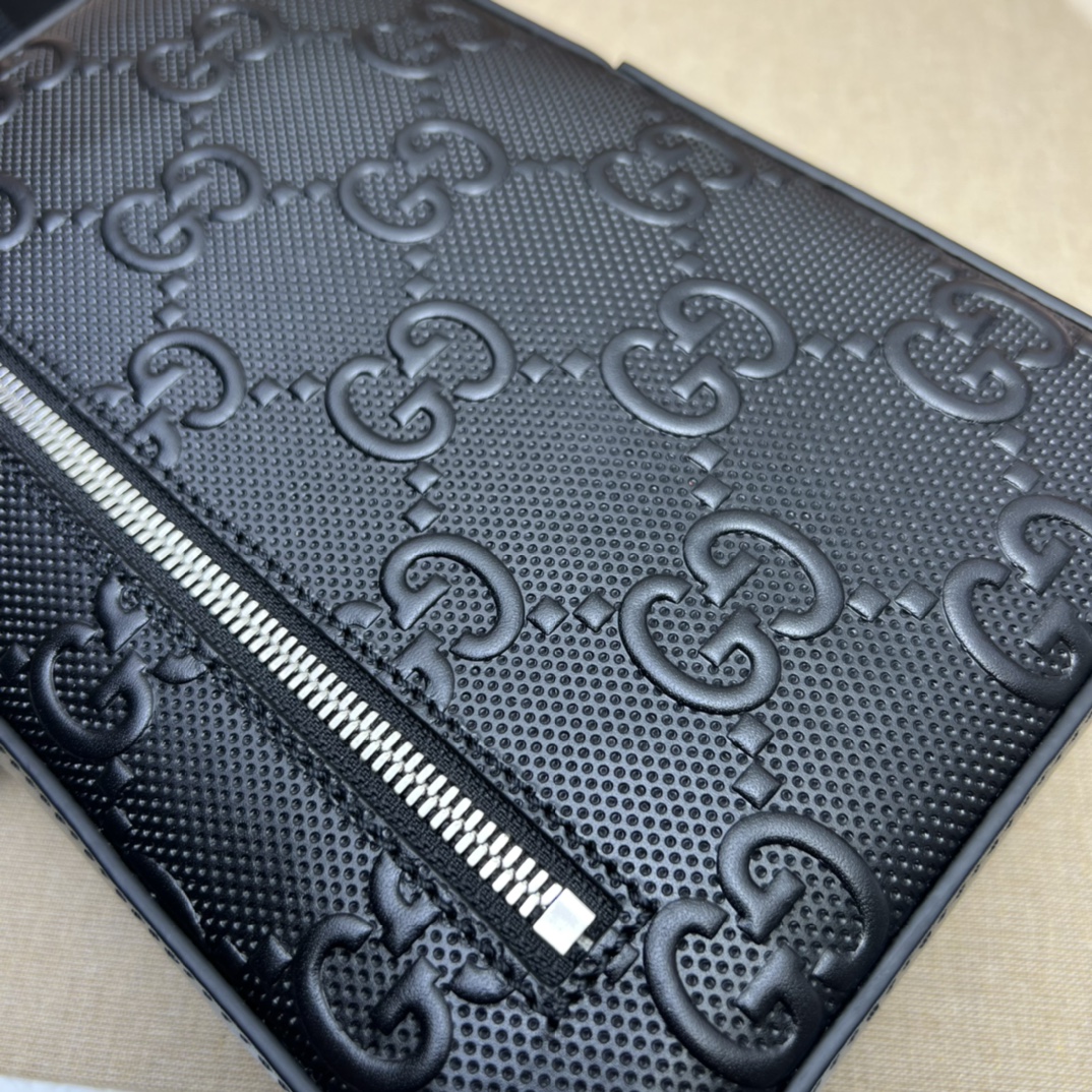 GUCCI古驰GG印花压纹单肩斜挎包700431