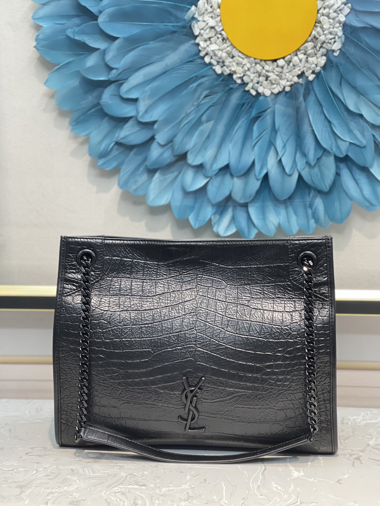 𝙉𝙄𝙆𝙄 𝙎𝙃𝙊𝙋𝙋𝙄𝙉𝙂 𝘽𝘼𝙂_ Medium glossy crocodile pattern with black hardware, cool vibe! Magnetic snap in the …