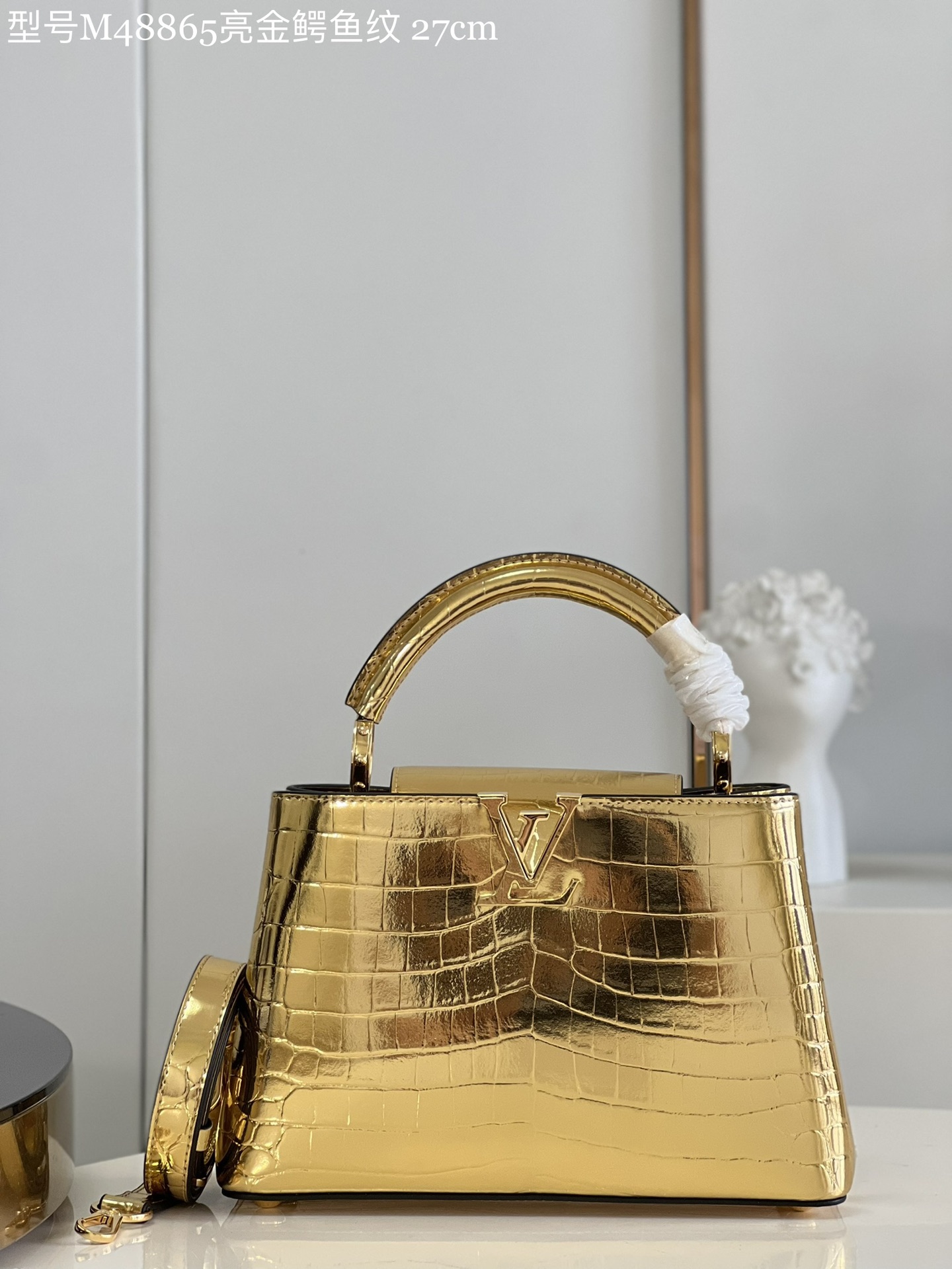 NO:399167,[Exclusive real photo Model M48865 bright gold crocodile pattern small] Capucines BB handbag imported from France, shiny metal trim, unique Capucines cover can be included in the bag to display letter logos, and can be turned outward. It presents Monogram Flower pattern size: 27 x 18 x 9cm N.,LV [original leather],louis vuitton,cowhide19860909【独家实拍 型号M48865亮金鳄鱼纹 小号】 Capucines BB手袋 法国进口小牛皮,闪亮的金属饰件,特有的Capucines搭盖既可收入包内展示字母标识,又可外翻 呈现Monogram Flower图案 size:27 x 18 x 9cm N.,LV【原厂皮】,louis vuitton,cowhide,Bag