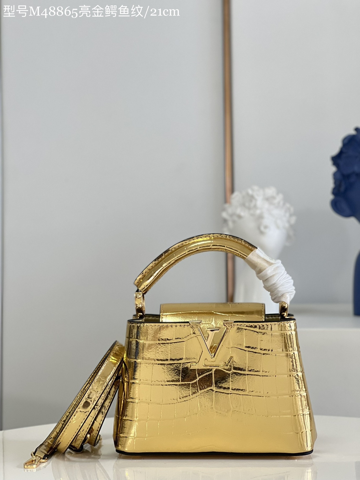 NO:399169,【Exclusive real photo Model M48865 bright gold crocodile pattern mini】Capucines mini handbag imported from France, shiny metal trim, unique Capucines cover can be included in the bag to display letter logos, and can be turned outward, presenting Monogram Flower pattern size: 21x14x8 cm N.,LV [original leather],louis vuitton,cowhide19860909【独家实拍 型号M48865亮金鳄鱼纹 迷你】Capucines 迷你手袋 法国进口小牛皮,闪亮的金属饰件,特有的Capucines搭盖既可收入包内展示字母标识,又可外翻 呈现Monogram Flower图案 size:21x14x8 cm N.,LV【原厂皮】,louis vuitton,cowhide,Bag