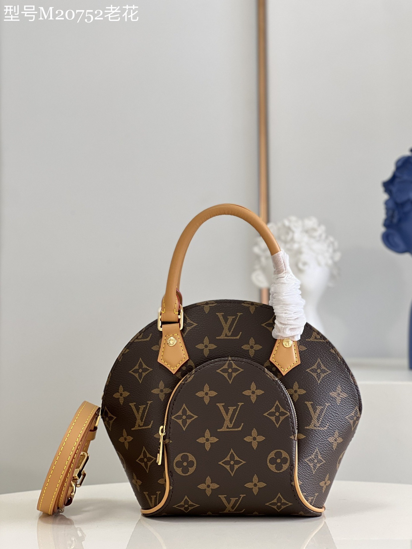 NO:399171,【Exclusive real photo of M20752 presbyterian】Nicolas Ghesquière Insights of the 1997 design charm, created this Ellipse BB handbag. Monogram canvas cut into unique curves, cowhide leather shaping trim and handles. The round zippered coin wallet is provided with a classic color of tennis, adding more interest to the exquisite design. Detailed features 22.5 x 19.5 x 10 cm (length x height x width) O.,LV [original leather],louis vuitton,wallets,cowhide19860909【独家实拍M20752老花】Nicolas Ghesquière 感悟 1997 年的设计魅力,创造此款 Ellipse BB 手袋.Monogram 帆布裁出别致弧形,牛皮革塑造饰边和手柄.随附圆形拉链零钱包呈现网球的经典色彩,为精巧设计再添意趣.详细特征22.5 x 19.5 x 10 厘米 (长度 x 高 x 宽) O.,LV【原厂皮】,louis vuitton,wallets,cowhide,Bag