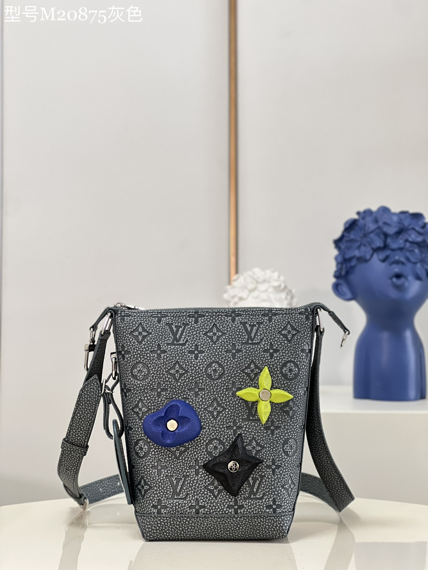 NO:399217,【Exclusive real photo M20875 gray】 In autumn and winter, Hobo Cruiser handbags are added to the 'rock climbing' sport led by designer Virgil Abloh, bursting with vitality. Taurillon Monogram cowhide leather creates a retro Cruiser handbag configuration, and the climbing style decoration injects trendy fun. Adjustable shoulder straps and double hooks ensure comfortable carrying. Size 17 x 24 x 8.5 cm (length x height x width) y/xs/z.930,LV [original leather],louis vuitton,cowhide19860909【独家实拍M20875灰色】 秋冬季,Hobo Cruiser 手袋加入设计师 Virgil Abloh 主导的“攀岩”运动,迸发蓬勃朝气.Taurillon Monogram 牛皮革塑造复古 Cruiser 手袋构型,攀岩风格装饰注入潮流意趣.可调节肩带和双钩扣确保舒适背携.尺寸17 x 24 x 8.5 厘米 (长度 x 高 x 宽) y/xs/z.930,LV【原厂皮】,louis vuitton,cowhide,Bag