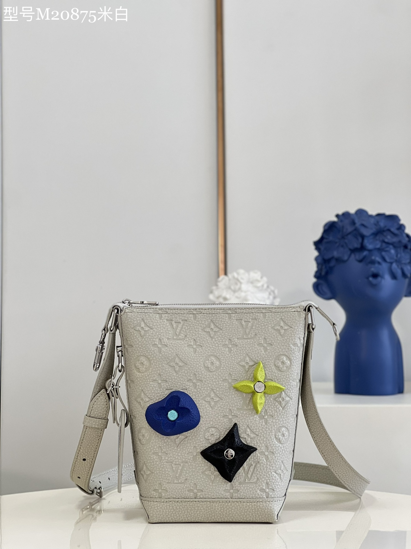 NO:399218,【Exclusive real shot of M20875 meters white】 In autumn and winter, Hobo Cruiser handbags are added to the 'rock climbing' sport led by designer Virgil Abloh, bursting with vitality. Taurillon Monogram cowhide leather creates a retro Cruiser handbag configuration, and the climbing style decoration injects trendy fun. Adjustable shoulder straps and double hook buckles ensure comfortable carrying. Size 17 x 24 x 8.5 cm (length x height x width) y/xs/z.930,LV [original leather],louis vuitton,cowhide19860909【独家实拍M20875米白色】 秋冬季,Hobo Cruiser 手袋加入设计师 Virgil Abloh 主导的“攀岩”运动,迸发蓬勃朝气.Taurillon Monogram 牛皮革塑造复古 Cruiser 手袋构型,攀岩风格装饰注入潮流意趣.可调节肩带和双钩扣确保舒适背携.尺寸17 x 24 x 8.5 厘米 (长度 x 高 x 宽) y/xs/z.930,LV【原厂皮】,louis vuitton,cowhide,Bag