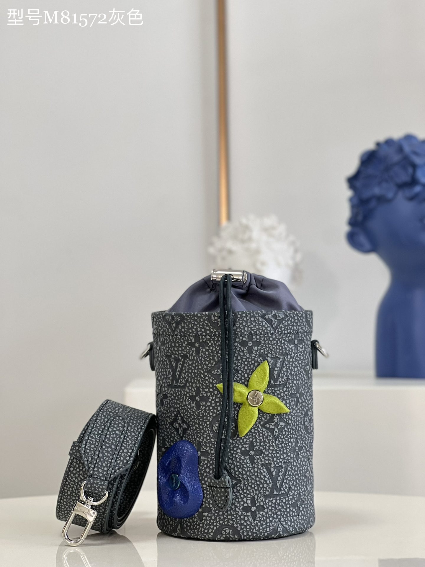 NO:399219,[Exclusive real shot of M81572 gray] Chalk Pouch handbag unveiled in autumn and winter climbing style series, showing the youthful vitality praised by designer Virgil Abloh. Taurillon leather imprinted classic Monogram pattern, climbing style decoration leaps into different colors. Compact design makes personal items easy to accompany. Detailed features 12.5 x 17 x 12.5 cm (length x height x width) xs/y/z.,LV [original leather],louis vuitton19860909【独家实拍M81572灰色】Chalk Pouch 手袋亮相 秋冬攀岩风格系列,展现设计师 Virgil Abloh 赞颂的青春活力.Taurillon 皮革压印经典 Monogram 图案,攀岩风格装饰跃现迥异色彩.紧凑设计令个人物品轻松随行.详细特征12.5 x 17 x 12.5 厘米 (长度 x 高 x 宽) xs/y/z.,LV【原厂皮】,louis vuitton,Bag