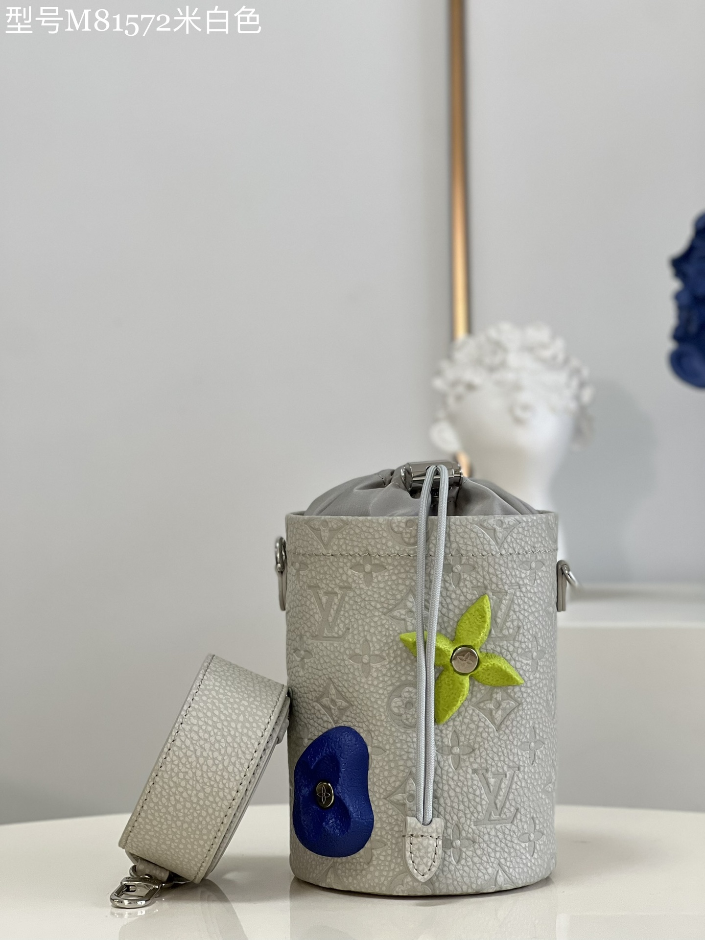 NO:399220,[Exclusive real shot of M81572 meters white] Chalk Pouch handbag unveiled in autumn and winter climbing style series, showing the youthful vitality praised by designer Virgil Abloh. Taurillon leather imprinted classic Monogram pattern, climbing style decoration leaps into different colors. Compact design makes personal items easy to follow. Detailed features 12.5 x 17 x 12.5 cm (length x height x width) xs/y/z.,LV [original leather],louis vuitton19860909【独家实拍M81572米白色】Chalk Pouch 手袋亮相 秋冬攀岩风格系列,展现设计师 Virgil Abloh 赞颂的青春活力.Taurillon 皮革压印经典 Monogram 图案,攀岩风格装饰跃现迥异色彩.紧凑设计令个人物品轻松随行.详细特征12.5 x 17 x 12.5 厘米 (长度 x 高 x 宽) xs/y/z.,LV【原厂皮】,louis vuitton,Bag