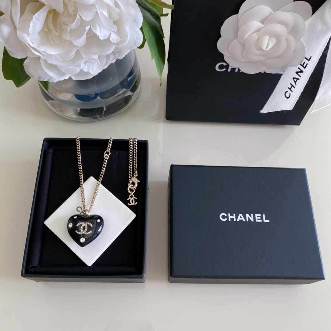 NO:101825,Xiaoxiang double-sided black peach heart necklace with diamonds. Madam is so beautiful, and the length is adjustable!  It can be worn on both sides, one side has diamonds and the other side has no diamonds!  It is equivalent to spending a portion of money to buy two necklaces [Wow] It's too worth it. ZP is bought immediately as soon as it is released. However, as long as it involves acrylic, it is not easy to do, not to mention that the entire peach heart is curved and the hardware is embedded, which is very difficult to make. First, after each peach heart shape comes out, it needs to be polished by hand one by one, then put the double C into the acrylic double C groove, and then seal the glue. Secondly, repeatedly polish it. The shape, curvature and thickness of the whole heart are operated consistently against ZP under the microscope, and the strength must be extremely accurate. If you don't pay attention, the force is light or heavy, and it will be scrapped. This process is very absolute that ordinary people can't make it. Therefore, making this style is really expensive and the scrap rate is too high. You must PK and compare it. The old rules are only for serving babies who know how to understand goods. It's really amazing!  It looks good to explode!  Don't say anything!  Let's keep it yourself, Chanel necklace19860909小香双面黑色带钻桃心项链 太太太美了长度可调节！且两面都可佩戴,一面有钻一面无钻！相当于花一份钱买到两条项链[哇]太值了ZP一出就立马买了,但是,只要涉及到亚克力的,都不好搞,更何况整个桃心是有弧度的,还有五金的内嵌,非常难做 首先,每一只桃心形状出来之后,需要手工一只一只抛光,再把双C放进亚克力双C凹槽里,再封胶 其次,再进行反复打磨,整个爱心的形状、弧度、厚度一一对着ZP在显微镜下操作达到一致,而且力度一定要拿捏得极其准确,一个不注意,力度轻了,或者重了,就废了这个工艺可谓是非常绝一般人做不出来,所以,做这个款式真的成本很高报废率太高了一定要去PK,一定要去对比,老规矩,只服务懂货的宝宝哈真心太爆了！炸裂好看！什么都别说！先自留啦,香奈儿项链,chanel,necklace,Jewelry