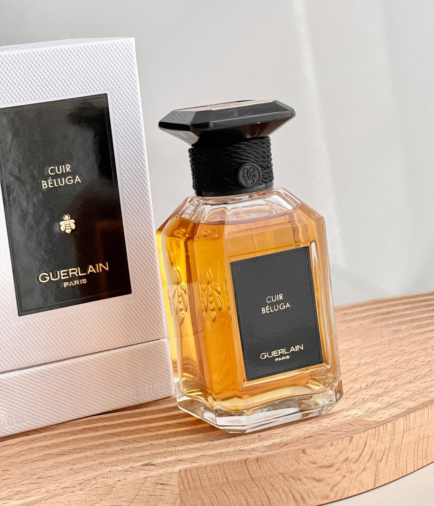 NO:809647,Guerlain Art Salon - White Leather 100ml Neutral fragrance Fragrance leather tone Top note tangerine aldehyde Middle note Patchouli Base note vanilla Suede Heliotrope Amber, perfume19860909Guerlain 娇兰 艺术沙龙 -白色革调100ml 属性中性香 香调皮革调 前调蜜橘 醛 中调不凋花 广藿香 后调香草 绒面革 天芥菜 琥珀,香水,accessory
