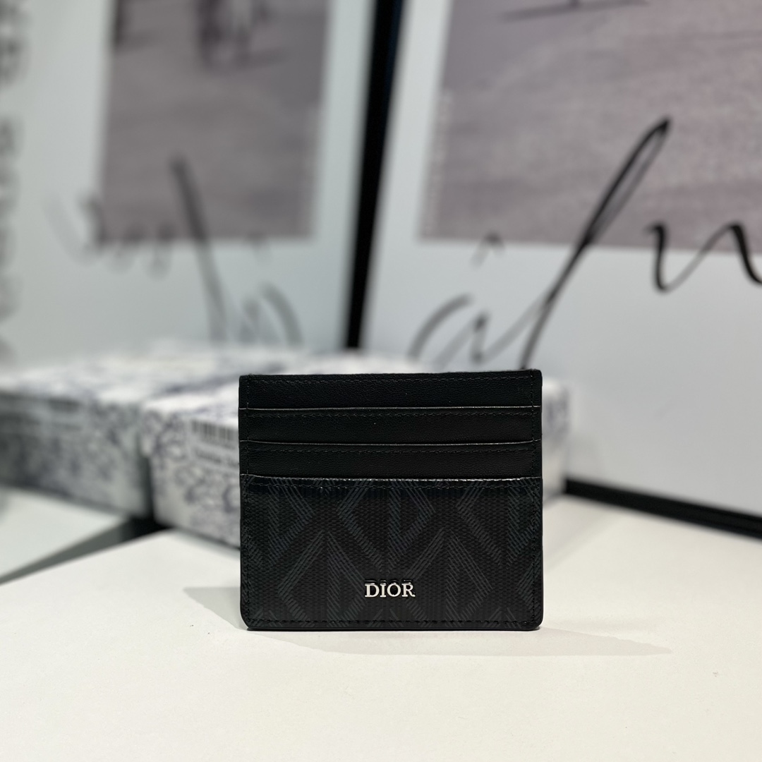 NO:672393,CH This card holder is practical yet elegant. Crafted from black CD Diamond canvas, inspired by the Dior archive, with tonal calfskin details. Three card slots on each side to store personal belongings. Sophisticated and elegant, it slips easily into your pocket and can be taken anywhere.. · CD Diamond pattern in black canvas · The CD Diamond pattern, designed by Marc Bohan in 1974, reinterprets the initials 'CD' in a three-dimensional rhombus, crafted from cotton canvas  ·Black smooth cow leather ·Metal-coated brass 'DIOR' logo on the front ·'DIOR' embossed logo on the inside ·3 card slots on the front ·3 card slots on the back ·1 card slot on the top ·Includes dust bag, Dior wallet, dior, wallets, cowhide19860909CH 这款卡夹实用而不失优雅.采用黑色 CD Diamond 图案帆布精心制作,从 Dior 档案汲取灵感,饰以同色调牛皮革细节.两侧分别设有三个卡槽,可收纳个人物品.精致优雅,可轻松放入口袋,随身携带.. ·黑色帆布 CD Diamond 图案 ·马克·博昂 (Marc Bohan) 于 1974 年设计的 CD Diamond 图案以立体线条菱形重新诠释“CD”首字母,采用棉质帆布打造 ·黑色光滑牛皮革 ·正面金属覆层黄铜“DIOR”标志 ·内侧饰以“DIOR”压花标志 ·正面 3 个卡槽 ·背面 3 个卡槽 ·顶部 1 个卡槽 ·内含防尘袋,Dior钱包,dior,wallets,cowhide,欧美剧