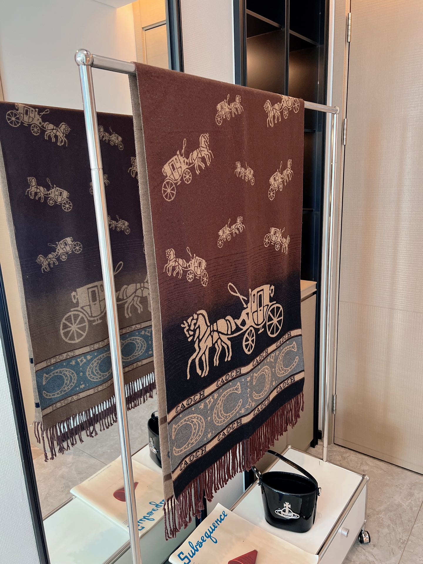 Changing Colors in Coach Carriages: Vibrant Marathi Patterns Transforming Landscapes - 图片 8