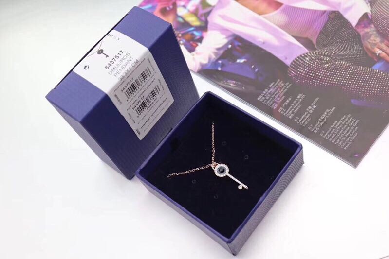  魔眼钥匙项链❤️这款钥匙造型的链坠，镀玫瑰金色金属、蓝色及透明密镶仿水晶，以及黑色瞳孔的抢眼装饰巧妙融