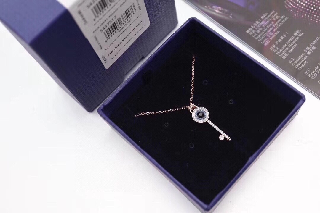  魔眼钥匙项链❤️这款钥匙造型的链坠，镀玫瑰金色金属、蓝色及透明密镶仿水晶，以及黑色瞳孔的抢眼装饰巧妙融