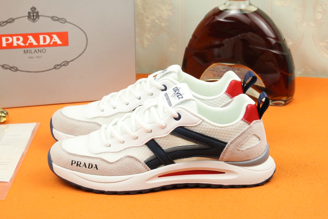 I5 高品质PRADA普拉达上市著名奢侈品牌，专柜同步更新，意大利男鞋时尚杂志季刊封面主推款鞋面采用意大利进口头层牛皮拼接网布制作，舒适透气内里。原版防滑橡胶大底，上脚舒适有型。 细节无可挑剔。