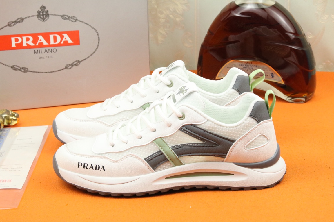 I5 高品质PRADA普拉达上市著名奢侈品牌，专柜同步更新，意大利男鞋时尚杂志季刊封面主推款鞋面采用意大利进口头层牛皮拼接网布制作，舒适透气内里。原版防滑橡胶大底，上脚舒适有型。 细节无可挑剔。