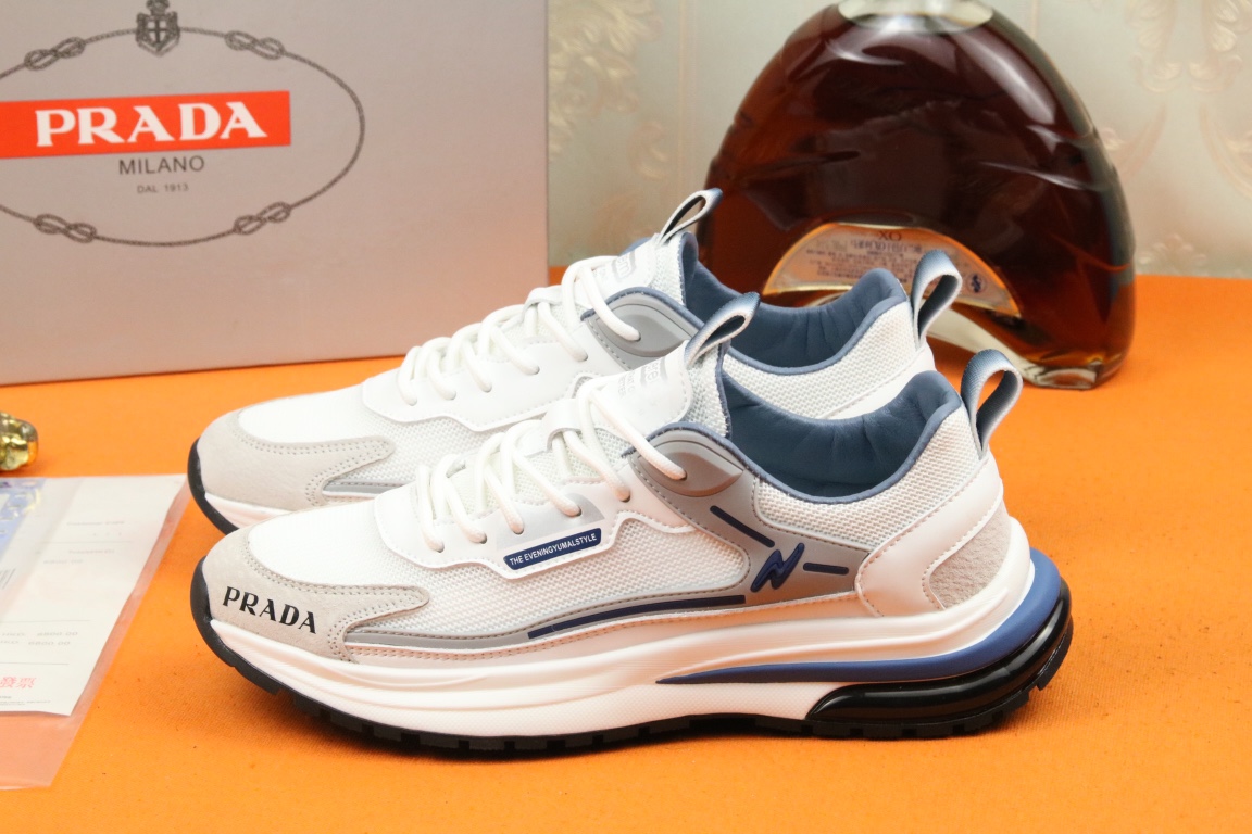 I5 高品质PRADA普拉达上市著名奢侈品牌，专柜同步更新，意大利男鞋时尚杂志季刊封面主推款鞋面采用意大利进口头层牛皮拼接网布制作，舒适透气内里。原版防滑橡胶大底，上脚舒适有型。 细节无可挑剔。
