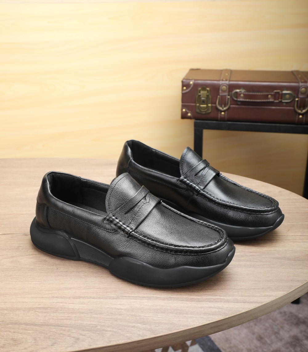 I5 , Prada 普拉达 手工休闲皮鞋上市、经典系列风格，面料头层牛皮，软底橡胶底，真皮内里及垫脚，质量好上脚舒适款