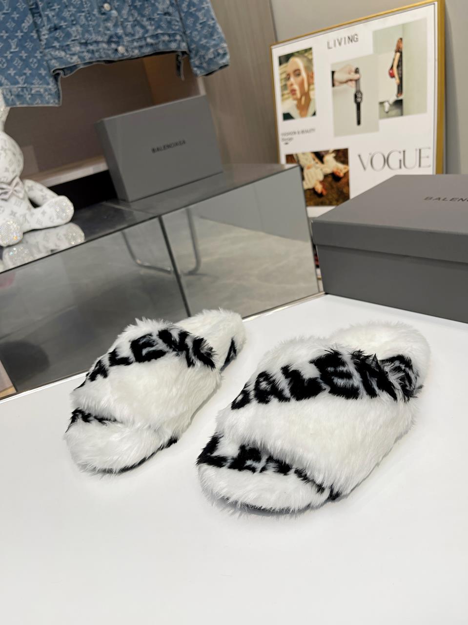 NO:670158,The new color is synchronized with the official website. BALENCIAG* Balenciaga 2025 furry slippers. Original purchase and development. Exquisite upper hand-sewn and threaded, fluffy and soft. Skin-friendly and soft. A must-have for winter. Original development of natural rubber non-slip and wear-resistant soles. Size: 35-41, furry shoes and slippers, balenciaga, balenciaga, slippers.19860909新色官网同步 BALENCIAG*巴黎世家2025毛毛拖鞋 原版买入开发 精致鞋面手工缝纫走线,蓬松柔软 亲肤柔软冬季必备款 原版开发天然橡胶防滑耐磨底 码数:35-41,毛毛鞋拖鞋,balenciaga,balenciaga,slippers,Women's Shoes