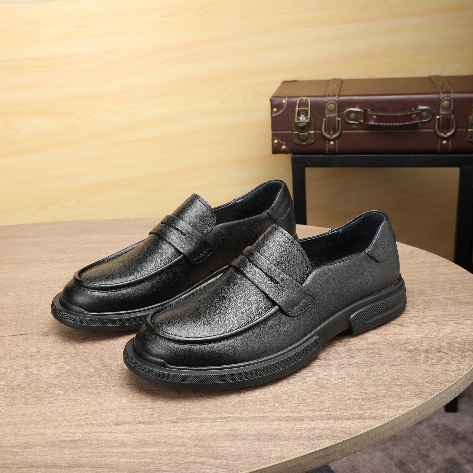 I5 , Prada 普拉达 手工休闲皮鞋上市、经典系列风格，面料头层牛皮，软底橡胶底，真皮内里及垫脚，质量好上脚舒适款