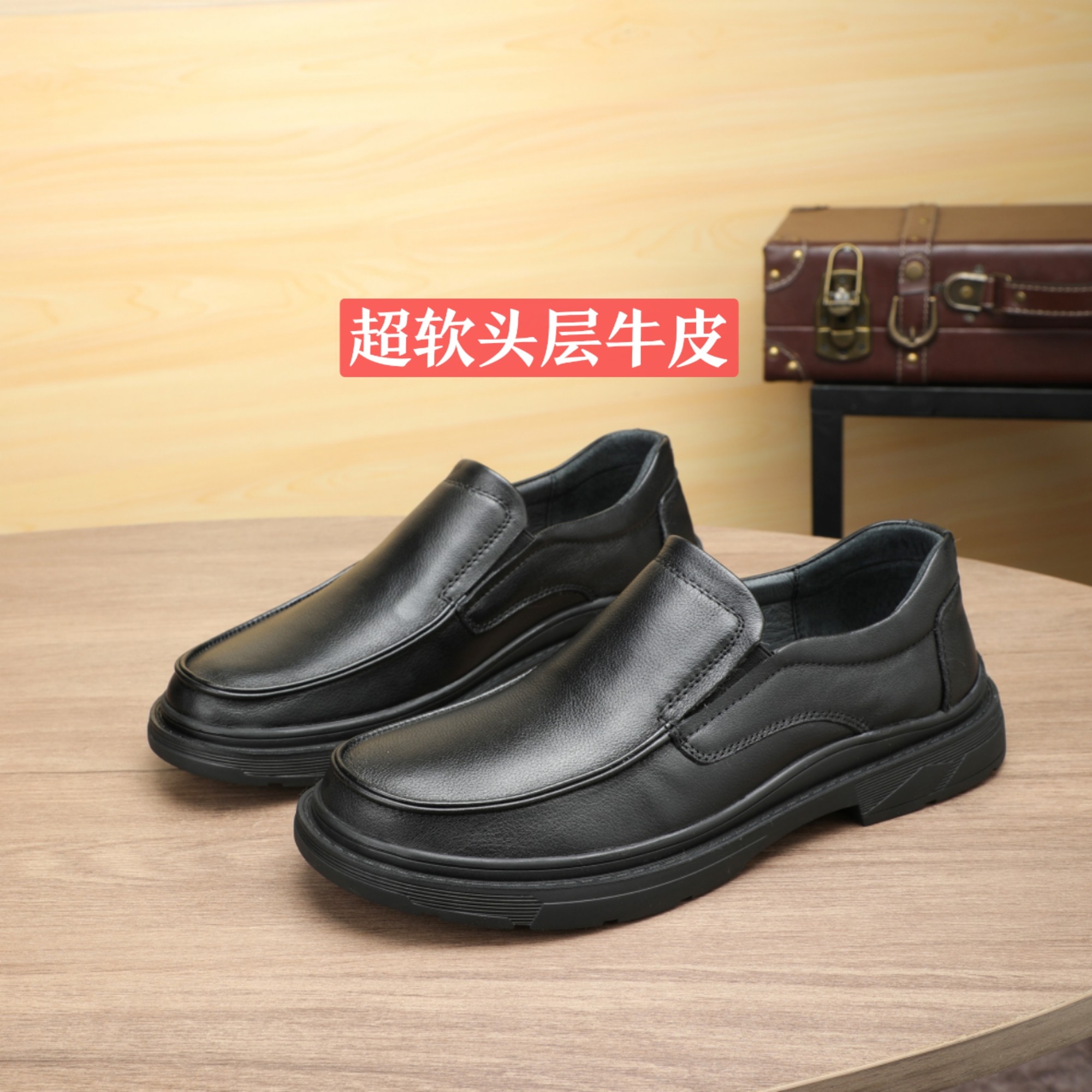 I5 , Prada 普拉达 手工休闲皮鞋上市、经典系列风格，面料头层牛皮，软底橡胶底，真皮内里及垫脚，质量好上脚舒适款