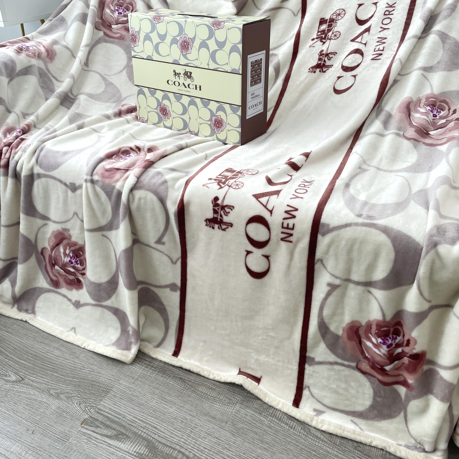 Multipurpose Lightweight Travel Blanket: Comfortable, Soft, and Stylish Ferret Design - 图片 3
