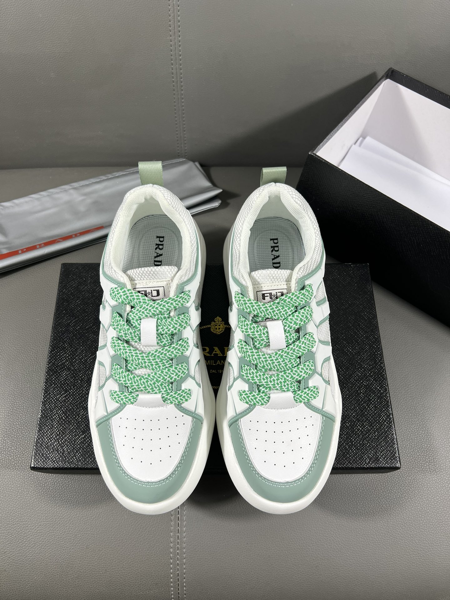 J0 普拉达官网最休闲时尚男鞋，爆款版型简洁大气，潮男专属.独有的官网最新品牌元素元素古奇原版装饰，时尚又大方，面料原版牛皮透气内里，官网指定耐磨休闲大底，专柜经典款实物拍摄38-44，