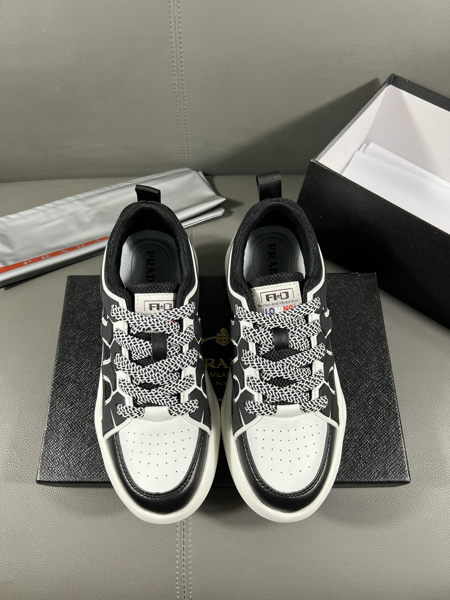 J0 普拉达官网最休闲时尚男鞋，爆款版型简洁大气，潮男专属.独有的官网最新品牌元素元素古奇原版装饰，时尚又大方，面料原版牛皮透气内里，官网指定耐磨休闲大底，专柜经典款实物拍摄38-44，