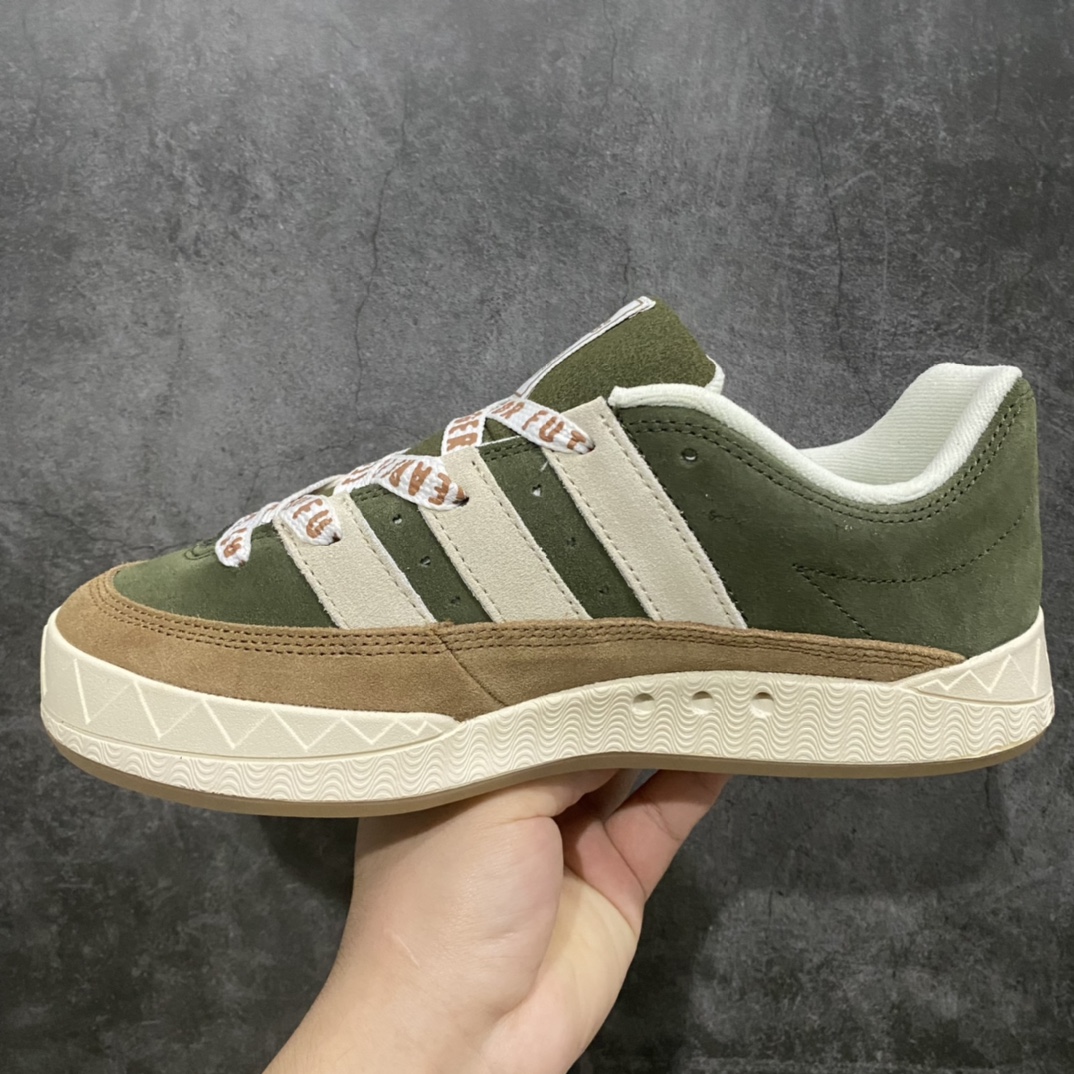 图片[2]-AD Adimatic Low 马蒂奇系列低帮复古鲨鱼面包鞋运动休闲滑板板鞋 HP9914 整个鞋面由色彩艳丽的麂皮制成，搭配品牌标志性大尺寸三条纹 Logo，超宽鞋带作为鲜明特征，厚实的中底和耐用的橡胶外底为滑手们带来了良好的穿着体验。滑板运动作为都市街头运动的先驱，配色靓丽，夸张轮廓的 “面包鞋” ADIMATIC 自然成为了优选单品。对于经典细节的充分保留，让人们的目光瞬间就能集中到这双与众不同的 “Lo-Fi Style” 滑板鞋上。 尺码：36/45-选品中心