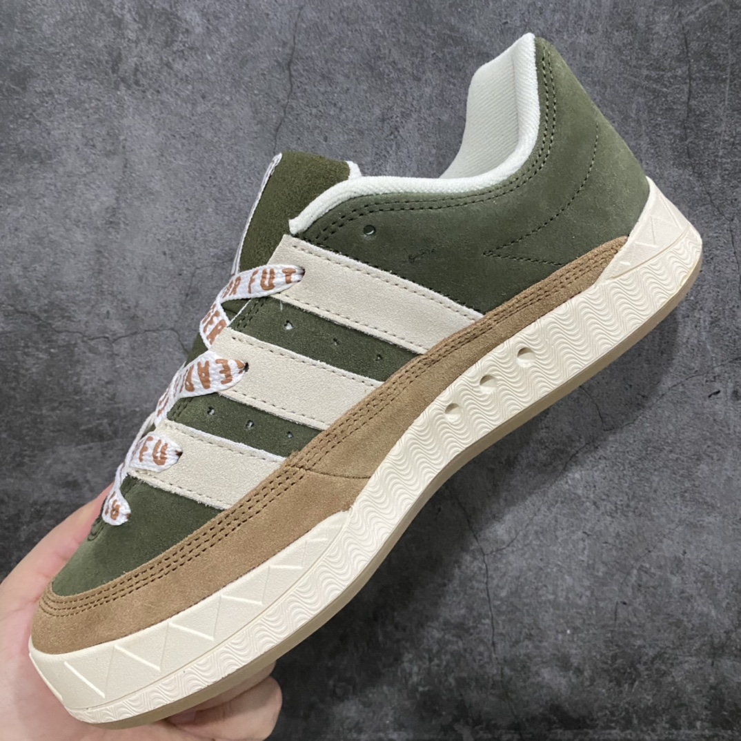 图片[8]-AD Adimatic Low 马蒂奇系列低帮复古鲨鱼面包鞋运动休闲滑板板鞋 HP9914 整个鞋面由色彩艳丽的麂皮制成，搭配品牌标志性大尺寸三条纹 Logo，超宽鞋带作为鲜明特征，厚实的中底和耐用的橡胶外底为滑手们带来了良好的穿着体验。滑板运动作为都市街头运动的先驱，配色靓丽，夸张轮廓的 “面包鞋” ADIMATIC 自然成为了优选单品。对于经典细节的充分保留，让人们的目光瞬间就能集中到这双与众不同的 “Lo-Fi Style” 滑板鞋上。 尺码：36/45-选品中心