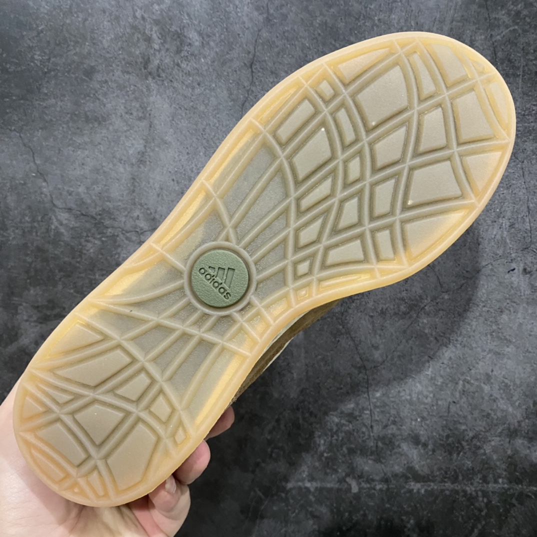 图片[9]-AD Adimatic Low 马蒂奇系列低帮复古鲨鱼面包鞋运动休闲滑板板鞋 HP9914 整个鞋面由色彩艳丽的麂皮制成，搭配品牌标志性大尺寸三条纹 Logo，超宽鞋带作为鲜明特征，厚实的中底和耐用的橡胶外底为滑手们带来了良好的穿着体验。滑板运动作为都市街头运动的先驱，配色靓丽，夸张轮廓的 “面包鞋” ADIMATIC 自然成为了优选单品。对于经典细节的充分保留，让人们的目光瞬间就能集中到这双与众不同的 “Lo-Fi Style” 滑板鞋上。 尺码：36/45-选品中心