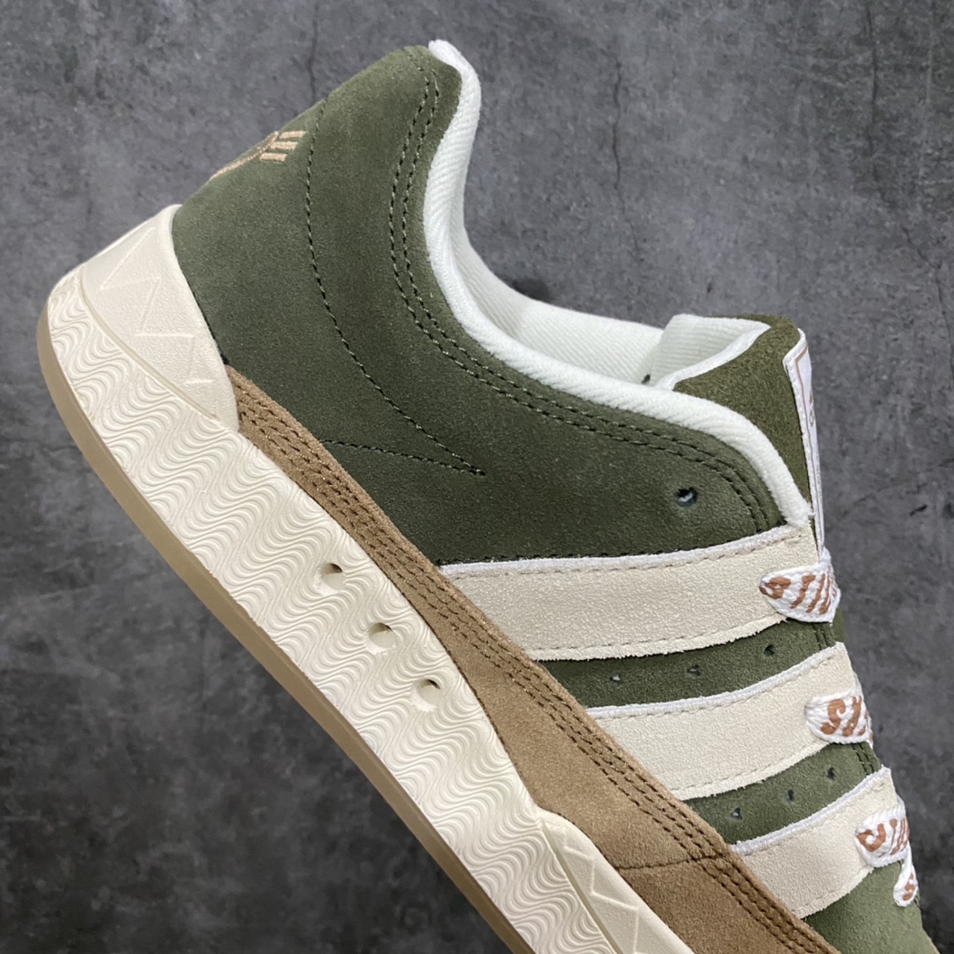 图片[7]-AD Adimatic Low 马蒂奇系列低帮复古鲨鱼面包鞋运动休闲滑板板鞋 HP9914 整个鞋面由色彩艳丽的麂皮制成，搭配品牌标志性大尺寸三条纹 Logo，超宽鞋带作为鲜明特征，厚实的中底和耐用的橡胶外底为滑手们带来了良好的穿着体验。滑板运动作为都市街头运动的先驱，配色靓丽，夸张轮廓的 “面包鞋” ADIMATIC 自然成为了优选单品。对于经典细节的充分保留，让人们的目光瞬间就能集中到这双与众不同的 “Lo-Fi Style” 滑板鞋上。 尺码：36/45-选品中心