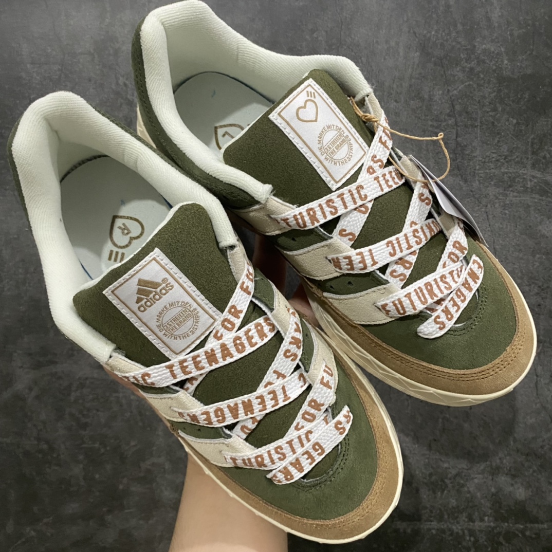 图片[5]-AD Adimatic Low 马蒂奇系列低帮复古鲨鱼面包鞋运动休闲滑板板鞋 HP9914 整个鞋面由色彩艳丽的麂皮制成，搭配品牌标志性大尺寸三条纹 Logo，超宽鞋带作为鲜明特征，厚实的中底和耐用的橡胶外底为滑手们带来了良好的穿着体验。滑板运动作为都市街头运动的先驱，配色靓丽，夸张轮廓的 “面包鞋” ADIMATIC 自然成为了优选单品。对于经典细节的充分保留，让人们的目光瞬间就能集中到这双与众不同的 “Lo-Fi Style” 滑板鞋上。 尺码：36/45-选品中心