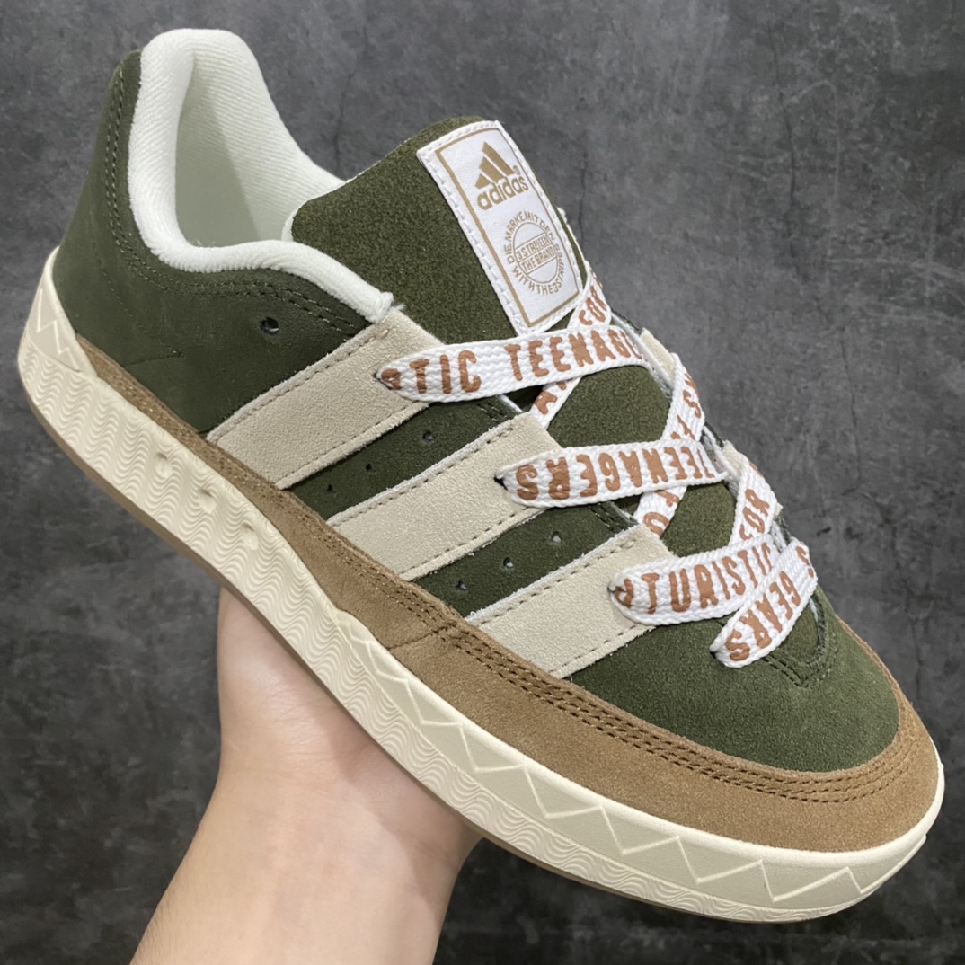 图片[4]-AD Adimatic Low 马蒂奇系列低帮复古鲨鱼面包鞋运动休闲滑板板鞋 HP9914 整个鞋面由色彩艳丽的麂皮制成，搭配品牌标志性大尺寸三条纹 Logo，超宽鞋带作为鲜明特征，厚实的中底和耐用的橡胶外底为滑手们带来了良好的穿着体验。滑板运动作为都市街头运动的先驱，配色靓丽，夸张轮廓的 “面包鞋” ADIMATIC 自然成为了优选单品。对于经典细节的充分保留，让人们的目光瞬间就能集中到这双与众不同的 “Lo-Fi Style” 滑板鞋上。 尺码：36/45-选品中心