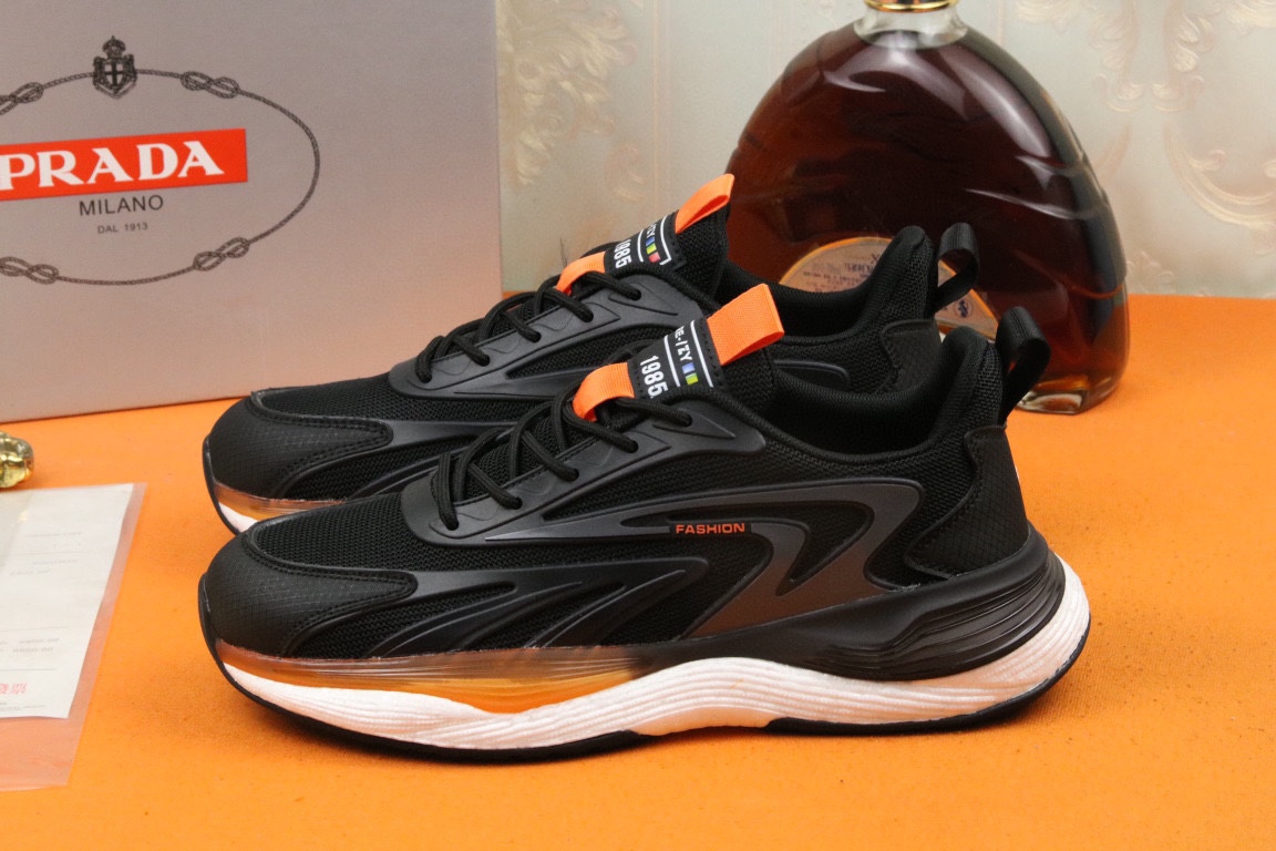 I5 高品质PRADA普拉达上市著名奢侈品牌，专柜同步更新，意大利男鞋时尚杂志季刊封面主推款鞋面采用意大利进口头层牛皮拼接冰丝网布制作，舒适透气内里。原版二次发泡气垫大底，上脚舒适有型。 细节无可挑剔。
