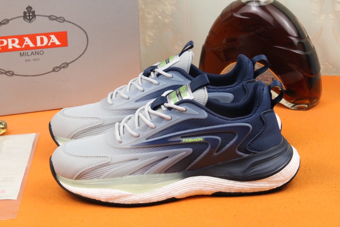 I5 高品质PRADA普拉达上市著名奢侈品牌，专柜同步更新，意大利男鞋时尚杂志季刊封面主推款鞋面采用意大利进口头层牛皮拼接冰丝网布制作，舒适透气内里。原版二次发泡气垫大底，上脚舒适有型。 细节无可挑剔。